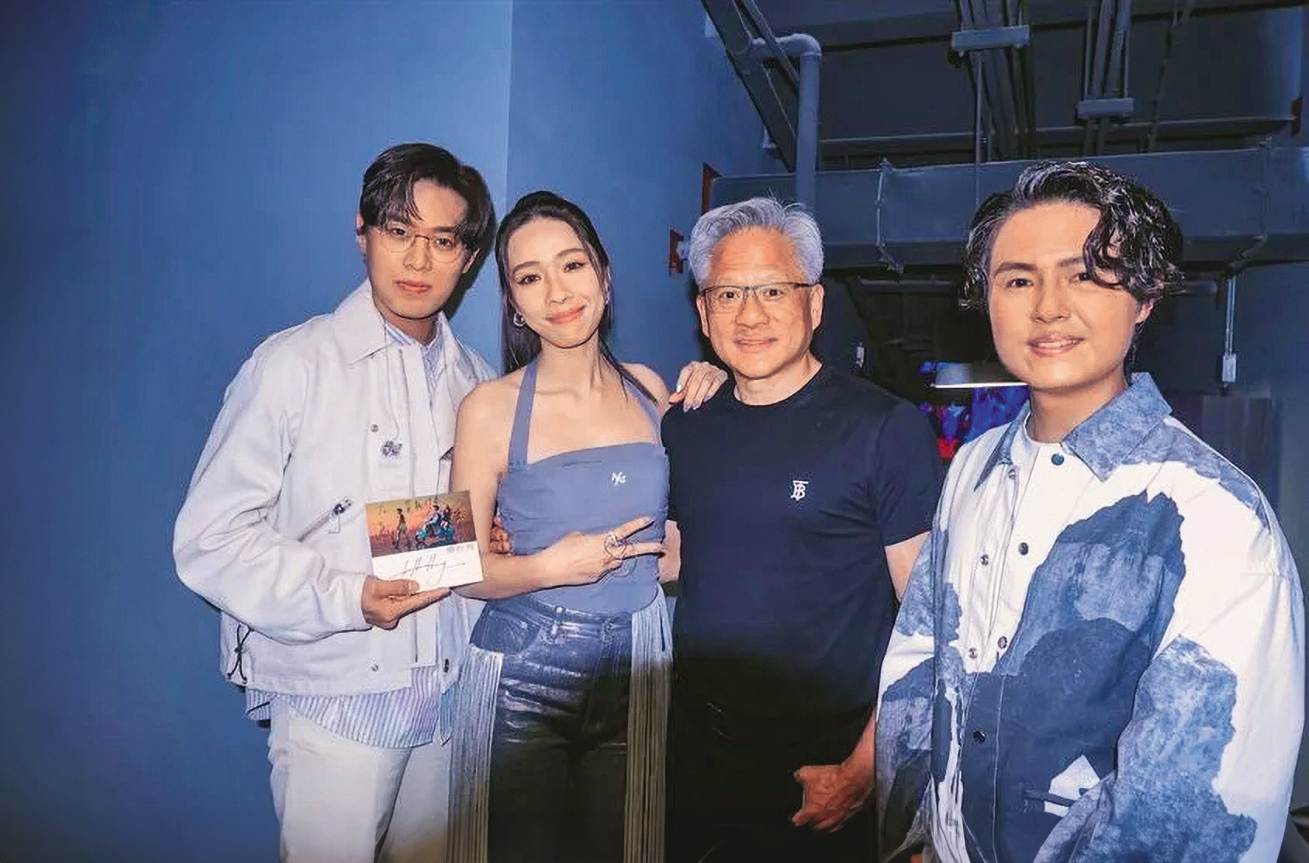 告五人為世壯運獻唱，在後台補獲「AI教父」黃仁勳（右二）。（相信音樂提供）