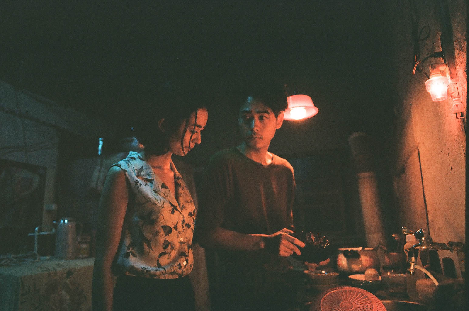 成田凌（右）《雨中的慾情》中愛上寡婦中村映里子。（光年映畫提供）