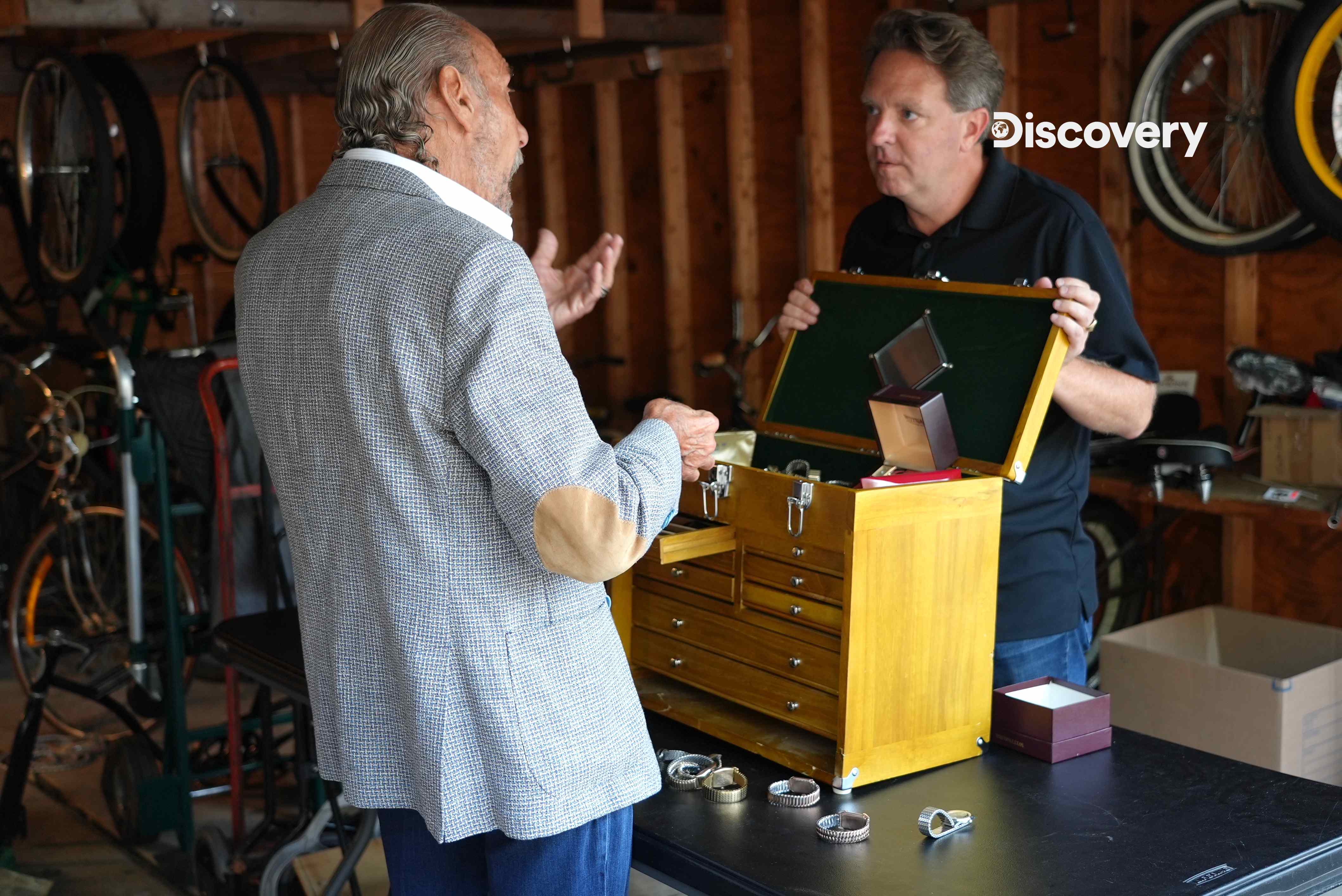 主持人麥特帕克斯頓（右），是全美知名的居家精簡與收納整理專家，深入每一個個案的現場，在混亂中打撈出珍貴的物品。（Discovery頻道提供）