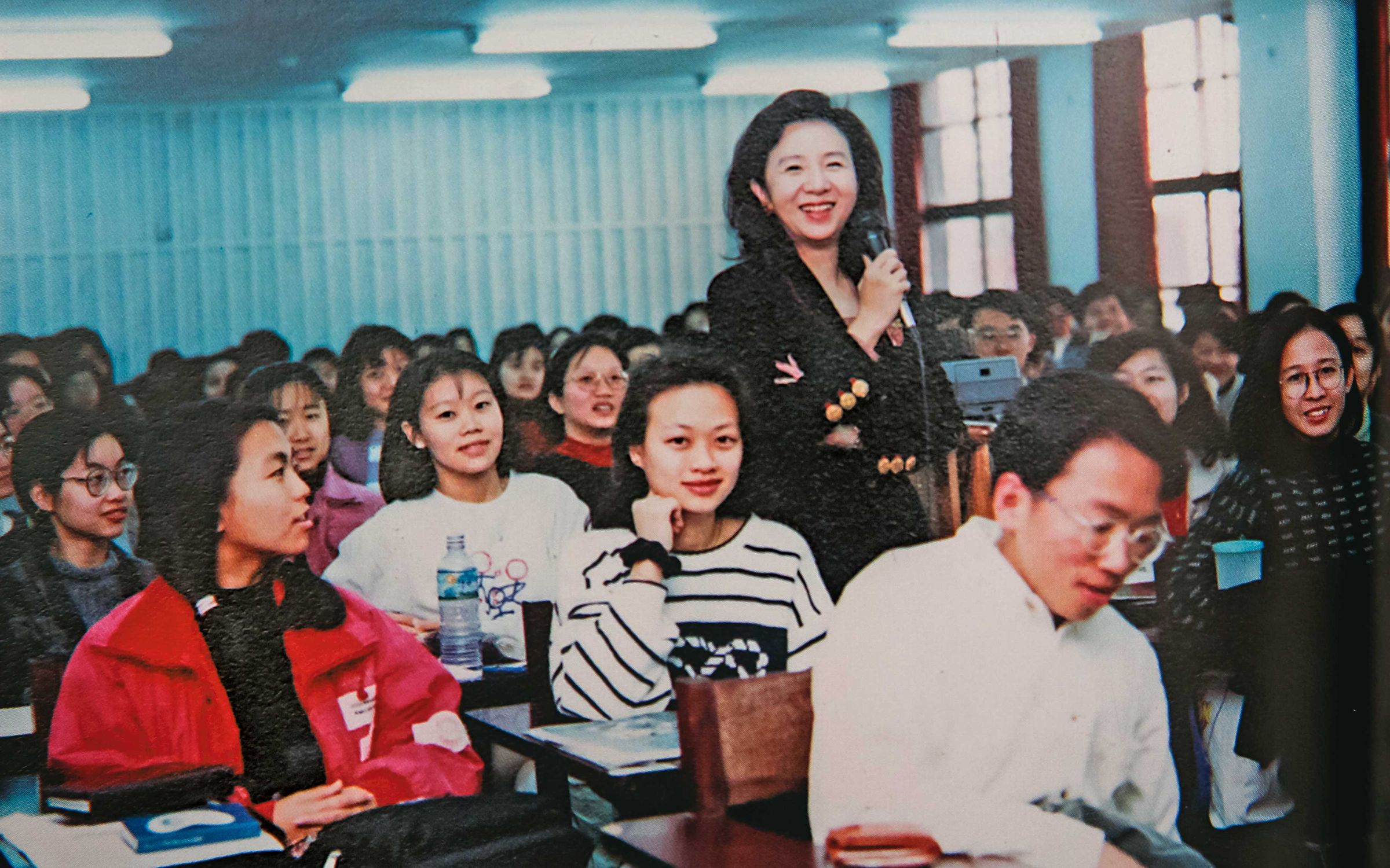 侯翠杏曾在大學任教,吸引眾多學生上前聽課。(侯翠杏提供)