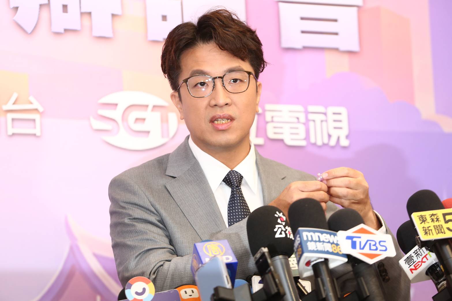 女兒抱抱幫加油!沈伯洋「帶這幸運物」 服裝藏小巧思超吸睛
