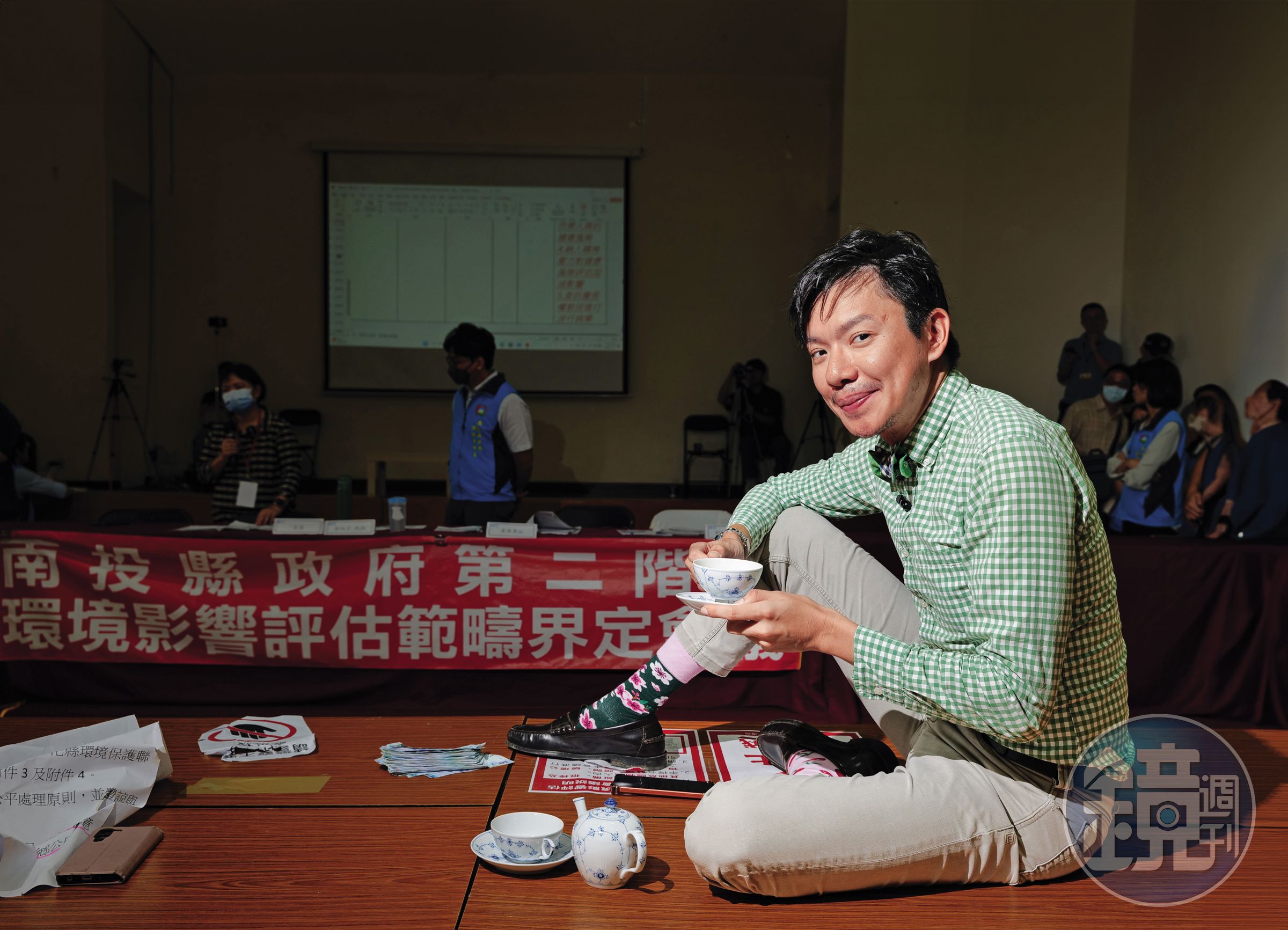 官員、學者開會,農民抗爭,常行深則在現場泡茶。巨大反差的畫面,讓他快速爆紅。