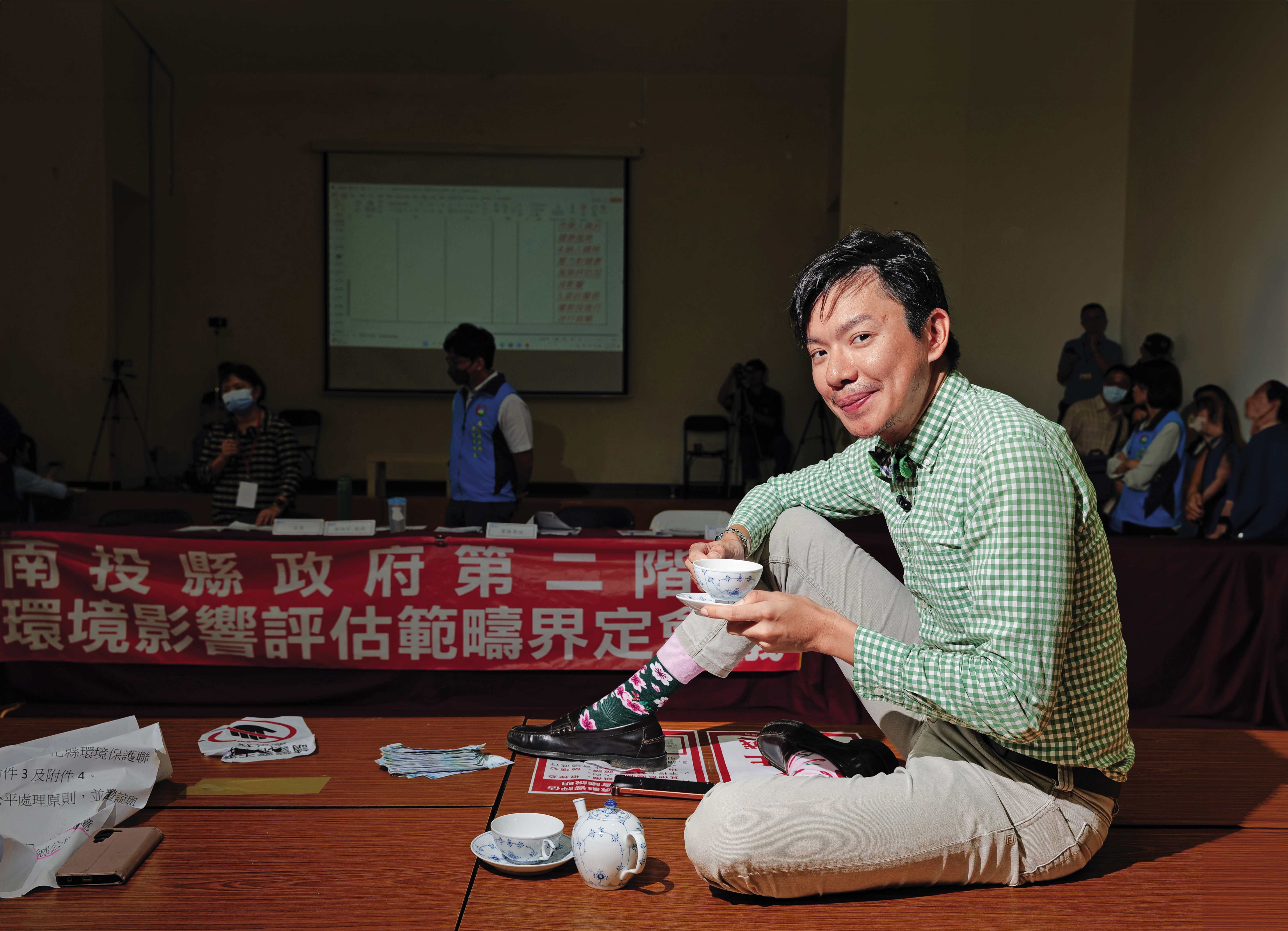 官員、學者開會,農民抗爭,常行深則在現場泡茶。巨大反差的畫面,讓他快速爆紅。