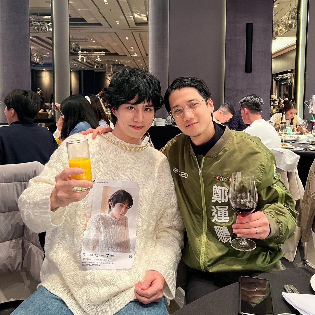 Dcard男神Andrew王芳晟(右)與Rio壹比零(左)在春酒扮鄭運鵬、德德父子。嗯…我說左邊的李棟旭不要給我假扮德德!(翻攝自壹比零IG)