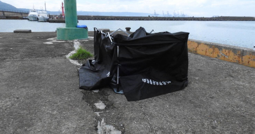 警方確認死者身分後，通知家屬前往認屍，場面悲慟不已。（翻攝畫面）