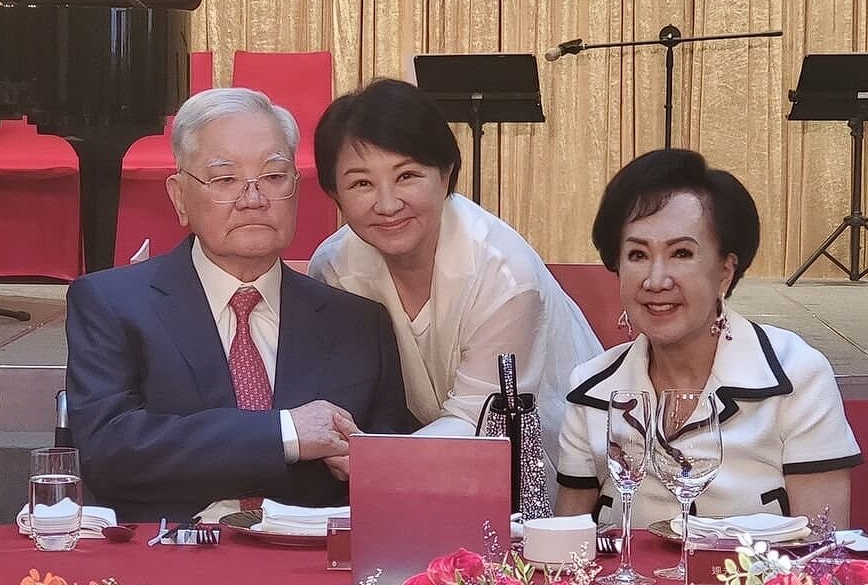 連戰與連方瑀歡慶60週年鑽石婚，台中市長盧秀燕出席送上祝福。（連戰辦公室）