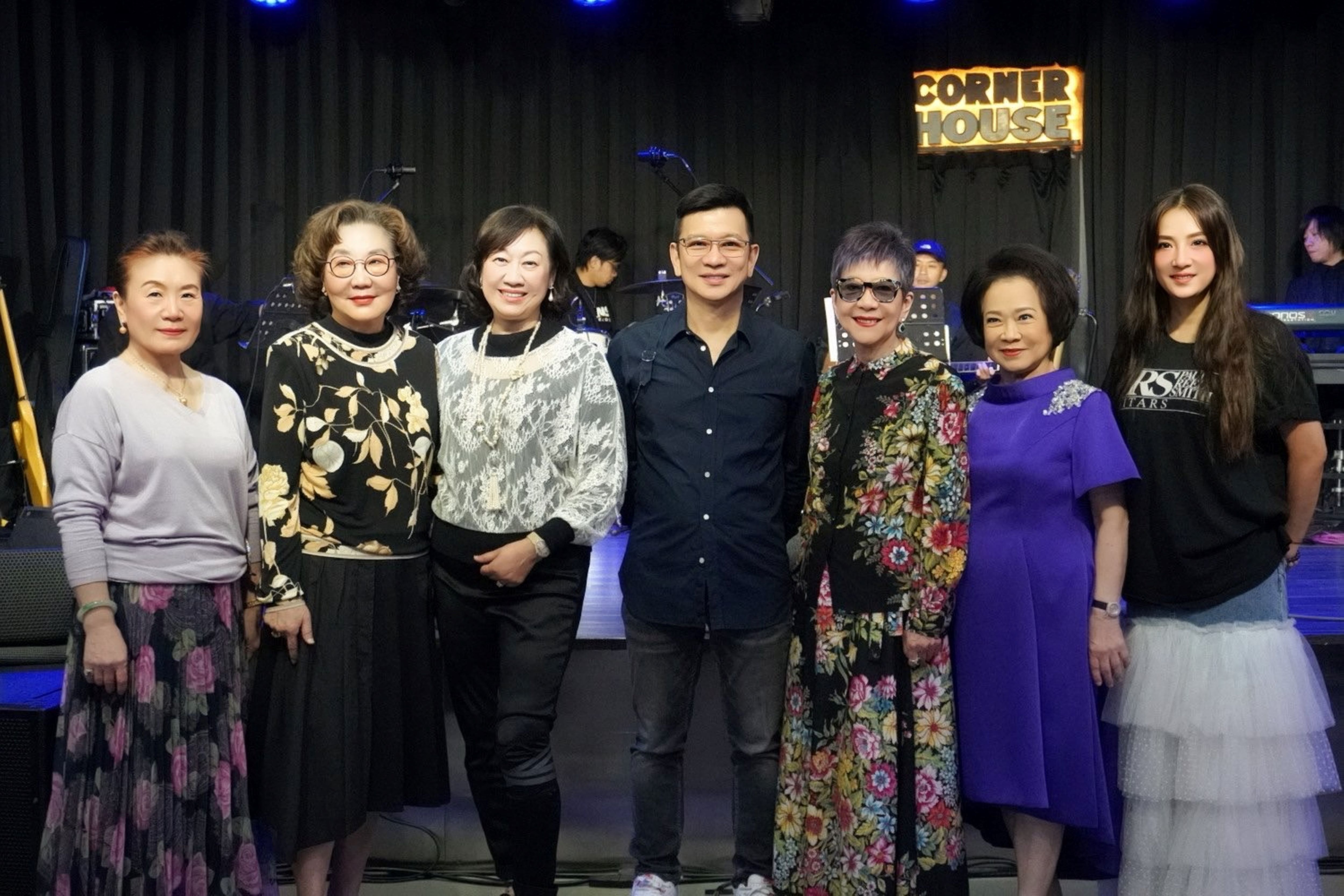 許多企業董娘和貴婦都是喜歡音樂歌唱班學員，開心參加[《2024喜歡音樂冬季演唱會》並與掌舵人陳子鴻(圖中)合影。（喜歡音樂提供）