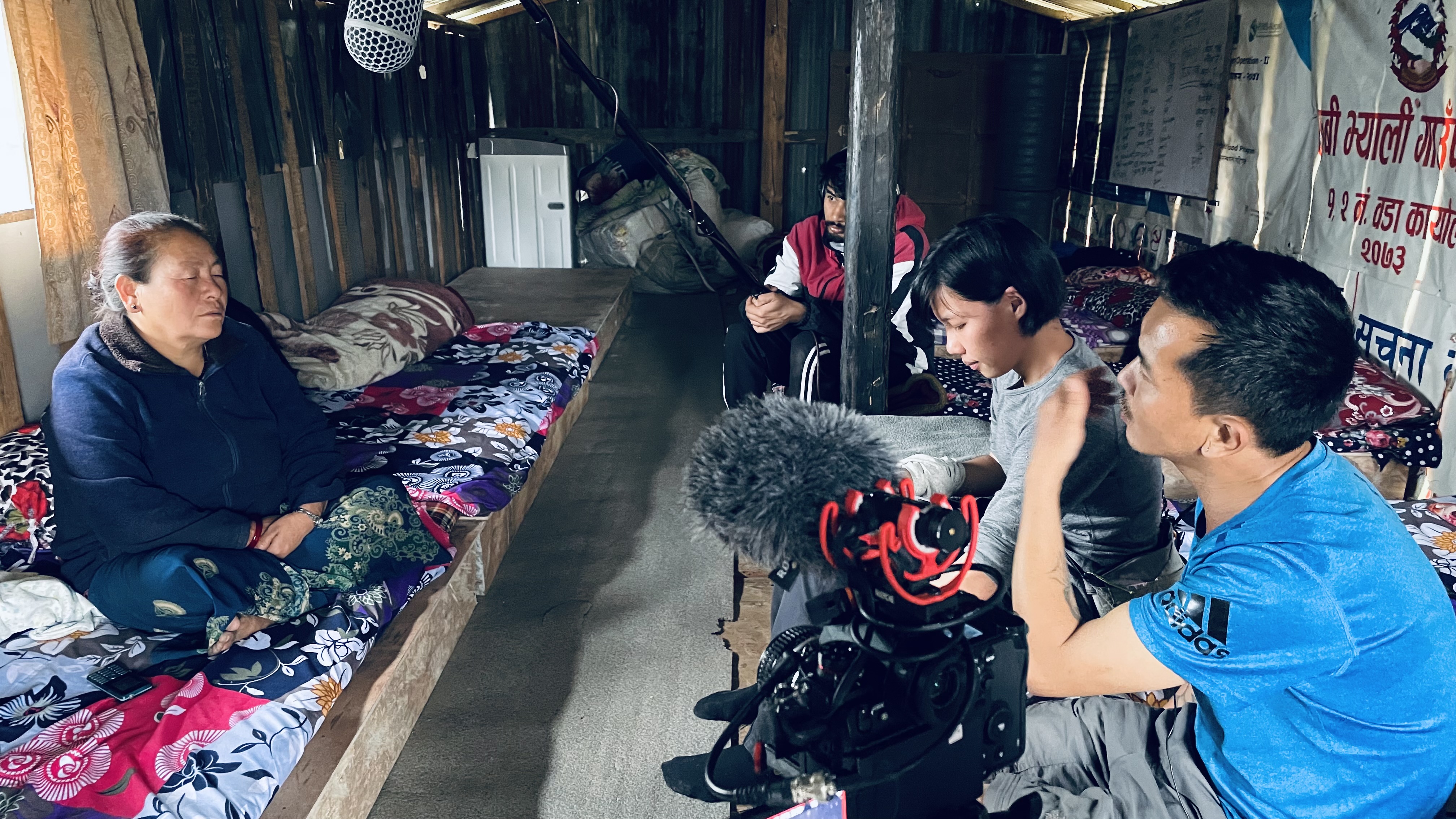 羅苡珊(右二)在尼泊爾採訪當地村民Dil Maya Tamang(左) ,隨行者為口譯暨山岳嚮導Prem Tshering Sherpa(右一)和收音師Babin Dulal(右三)。(羅苡珊提供)