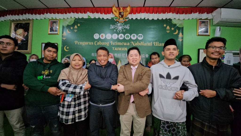 石原智博（右3）發送紅包給移工朋友，一起歡度新年。（石原慈善基金會提供）