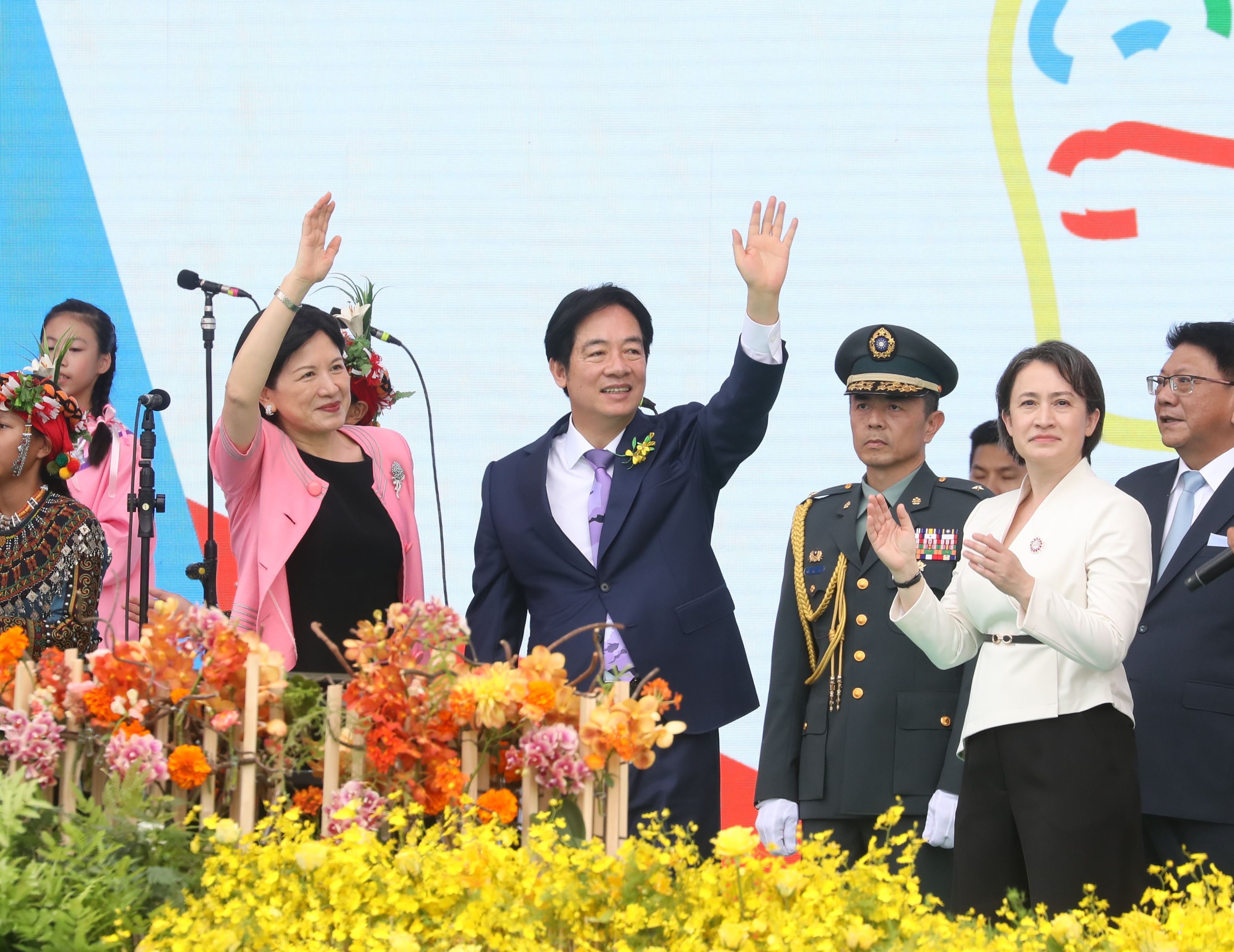 賴清德（中）與夫人吳玫如（左）向群眾揮手致意，右為副總統蕭美琴。