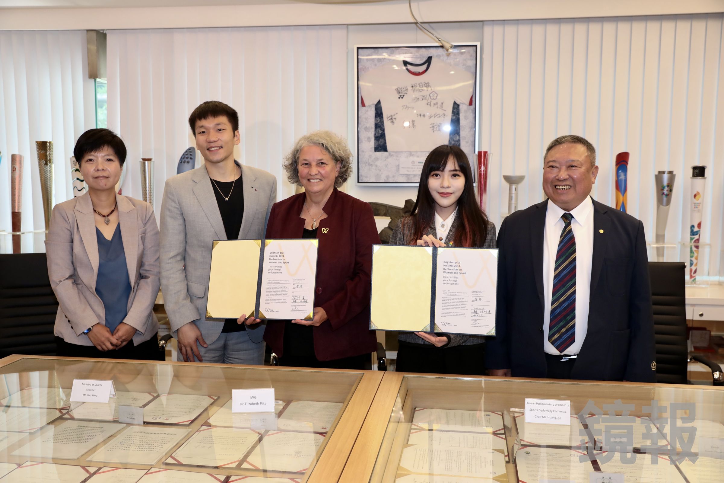 立院女子運動外交促進會會長黃捷簽署「2014布萊頓暨赫爾辛基女性與運動宣言」,李洋及IWG代表、林鴻道、劉柏君等人共同見證。(鏡報林煒凱)
