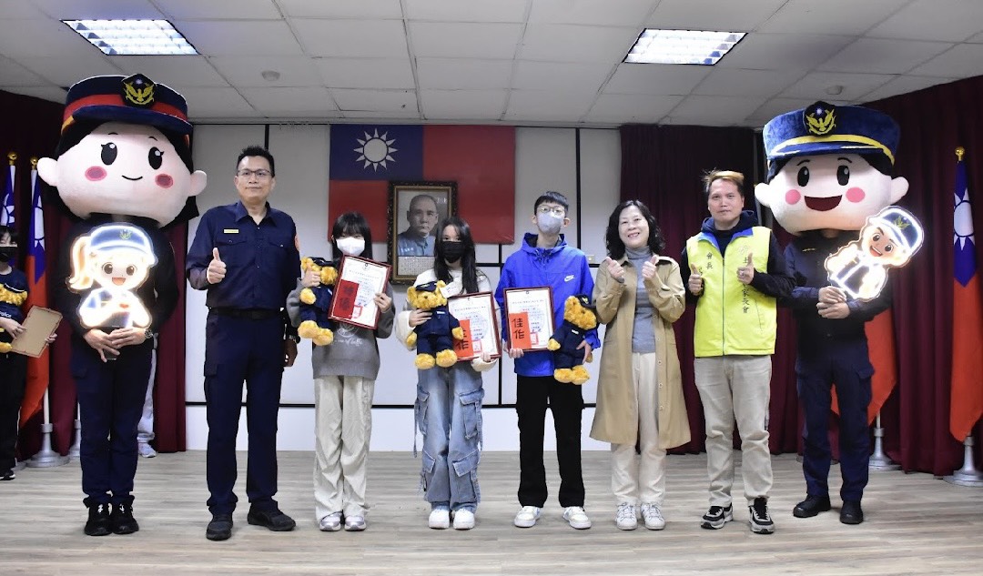 土城分局與少年警察隊於校園推動「校園識詐海報創作比賽」。(警方提供)