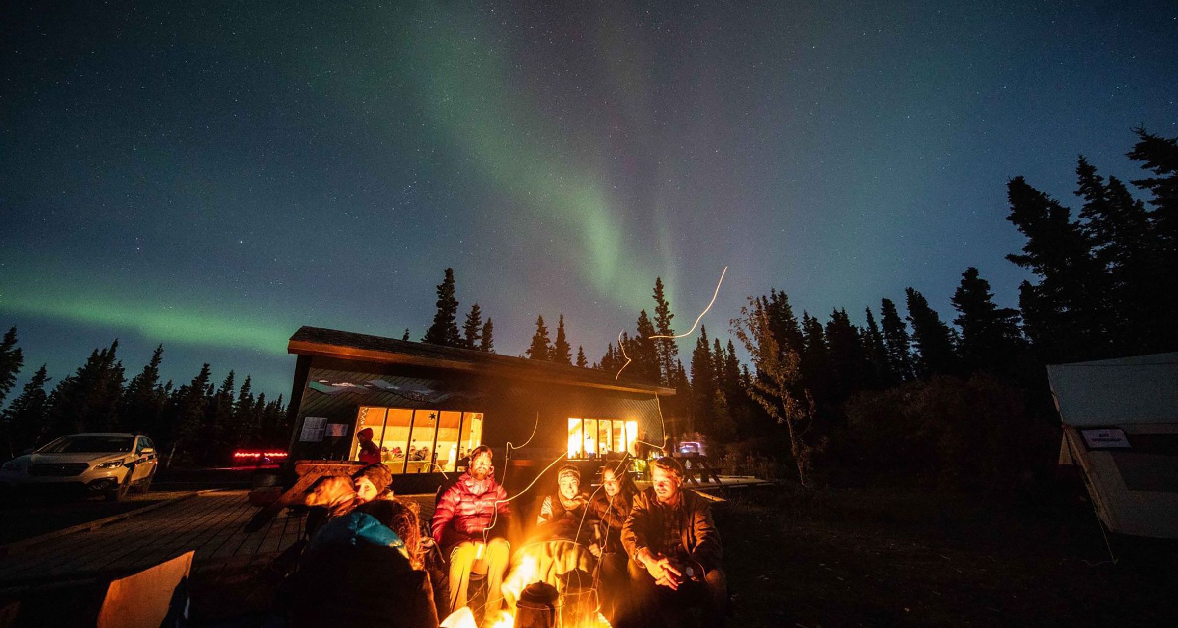 Aurora 360 Flight除了帶旅客搭機從高空追極光，還能在度假村的溫暖的營火旁繼續欣賞極光，享受烤棉花糖與熱巧克力。（育空北方航空提供）