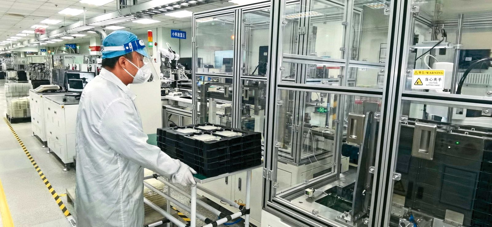 在達明機器人研發的機械手臂助陣下，廣達上海廠自動化程度遙遙領先同業。（翻攝上觀新聞）