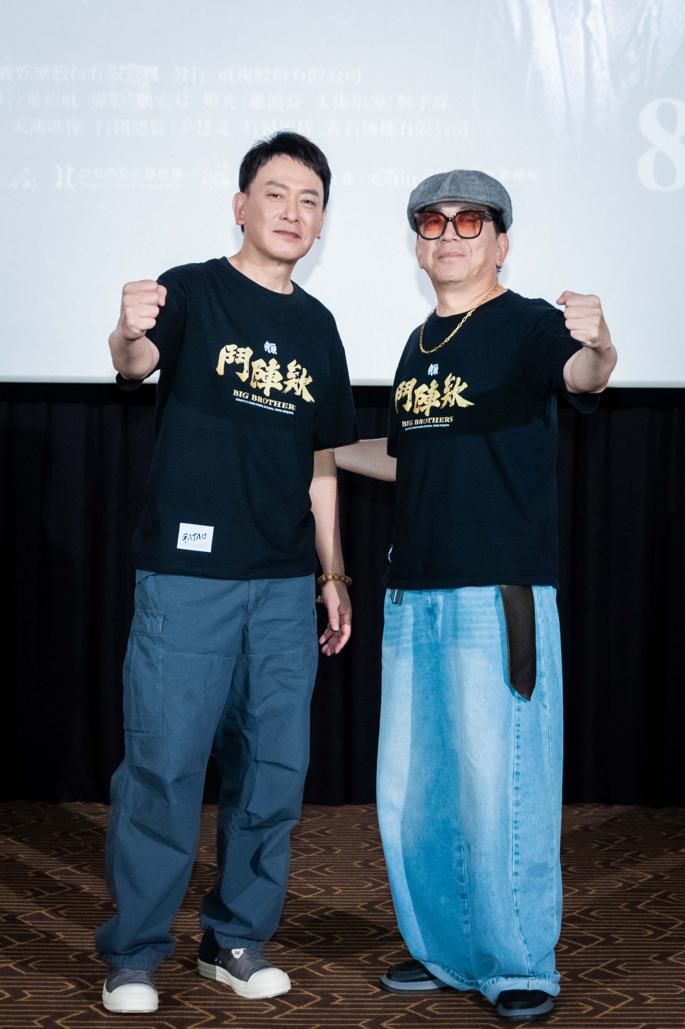 王識賢（左）與高捷（右）於《角頭－鬥陣欸》主預告記者會上揮拳比劃「該出手」的Pose，果然前輩就是比較正經。(曼尼娛樂提供)  