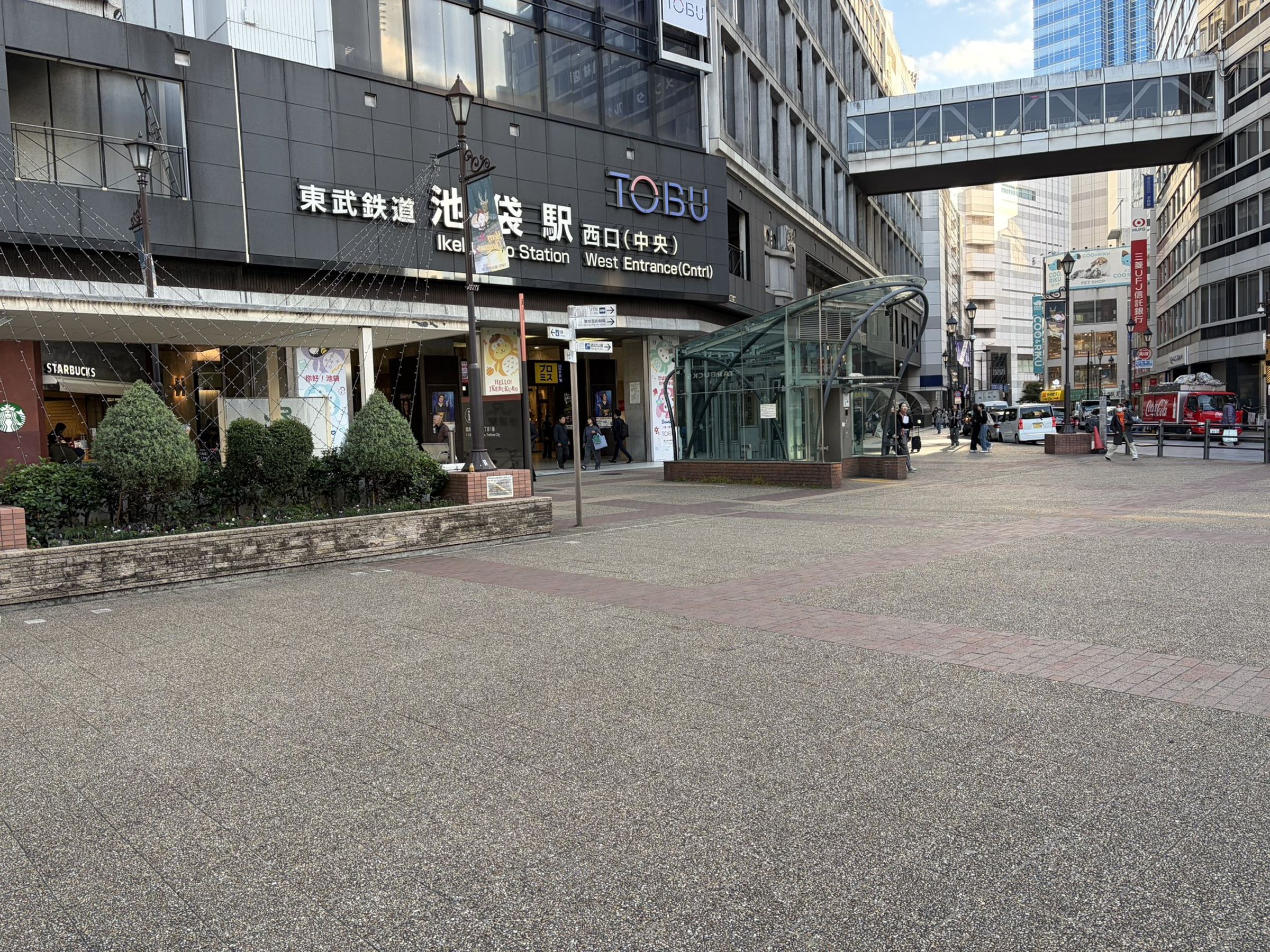 日本網友曬出池袋下午時街上空無一人的景象,讓人聯想與近日中日關係緊張,導致中國遊客銳減有關聯。(翻攝X@WpQ4k)
