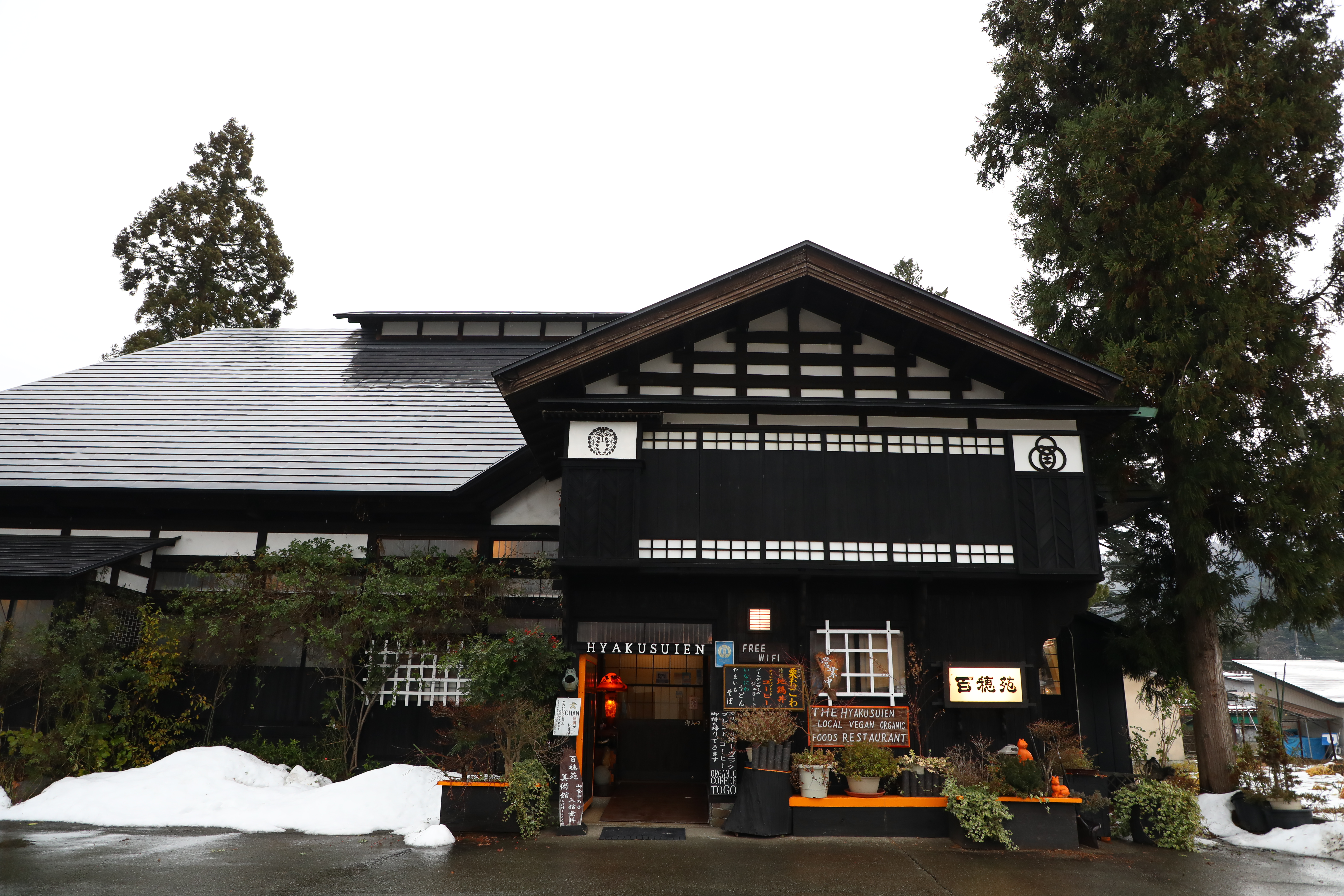 「百穗苑」所在的老屋,屋齡已有424年,是從北秋田阿仁町移築到角館,現在改為經營餐廳。