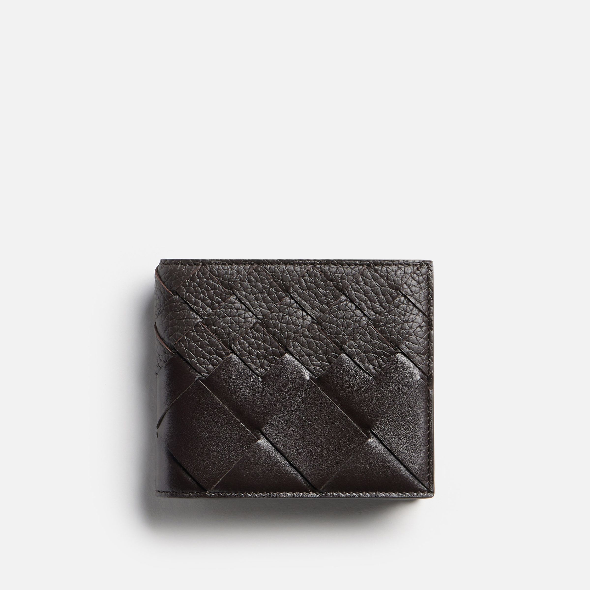 Intrecciato漸層編織皮革短夾。NT$24,800（BOTTEGA VENETA提供）