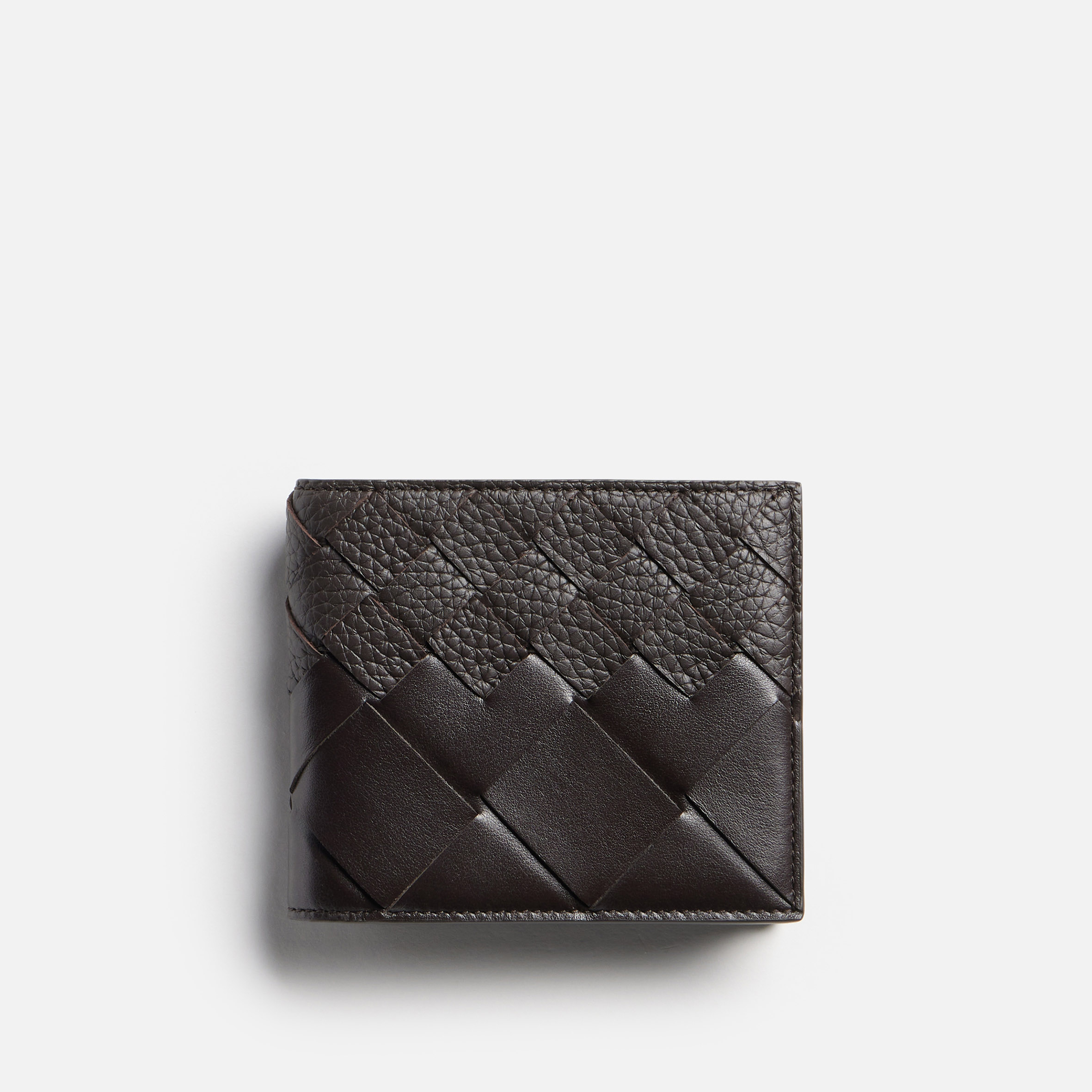 Intrecciato漸層編織皮革短夾。NT$24,800(BOTTEGA VENETA提供)