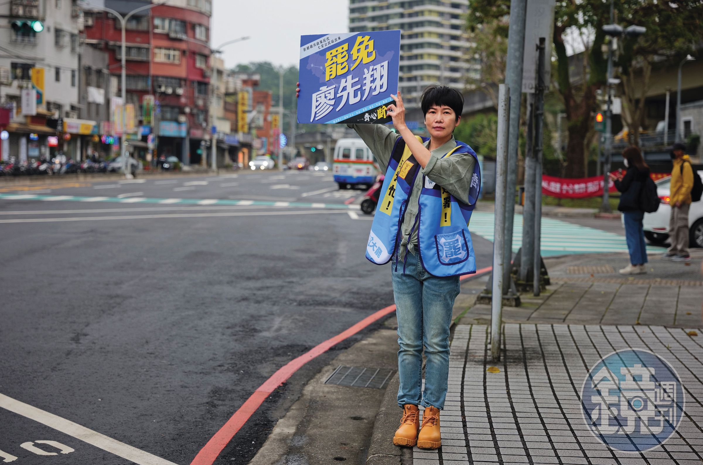 劉芷妤除了自己當志工外，也拉著先生一起，採訪當天劉芷妤負責教民眾寫連署書，她先生則跑市場當小蜜蜂。