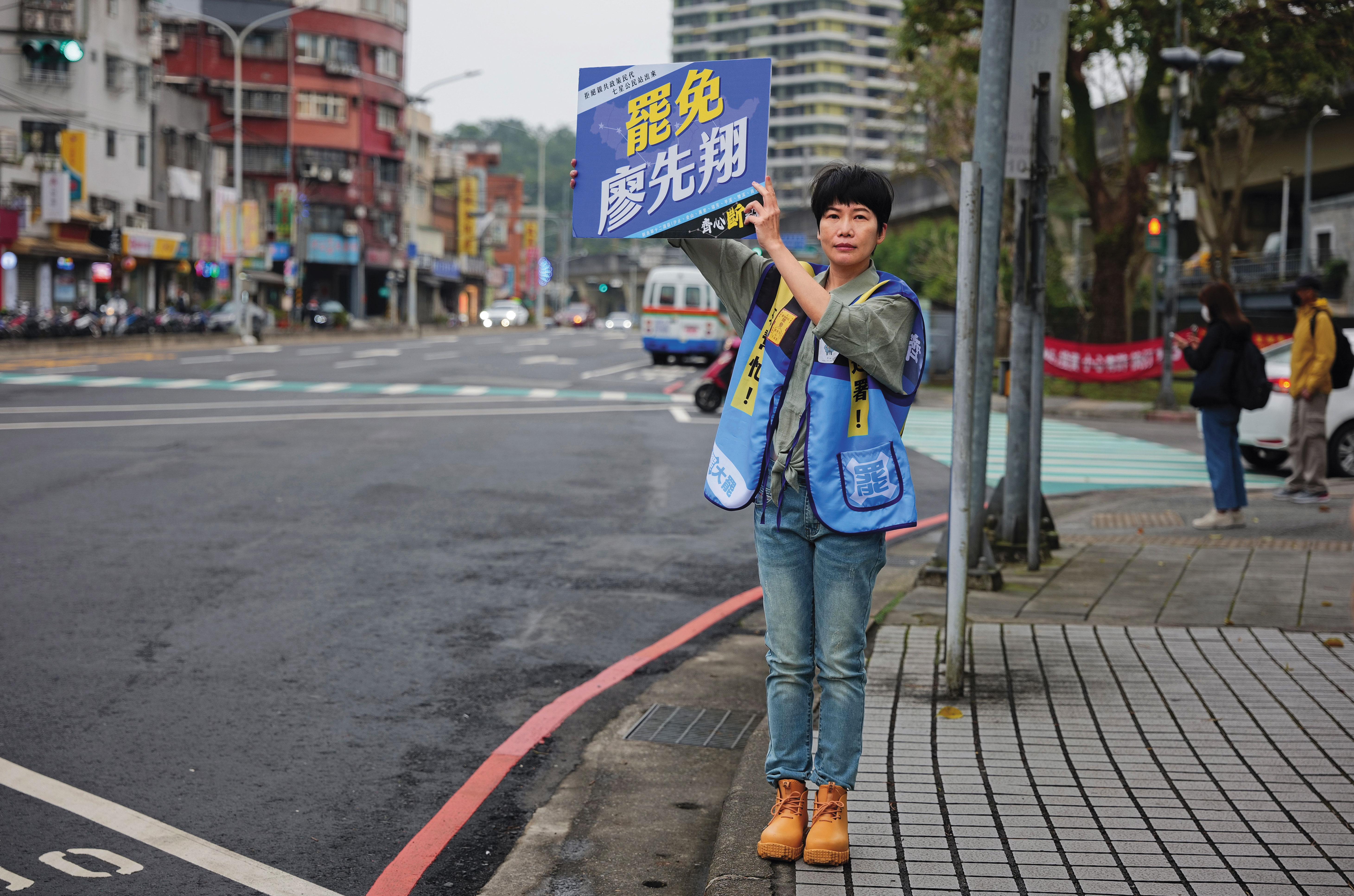 劉芷妤除了自己當志工外，也拉著先生一起，採訪當天劉芷妤負責教民眾寫連署書，她先生則跑市場當小蜜蜂。