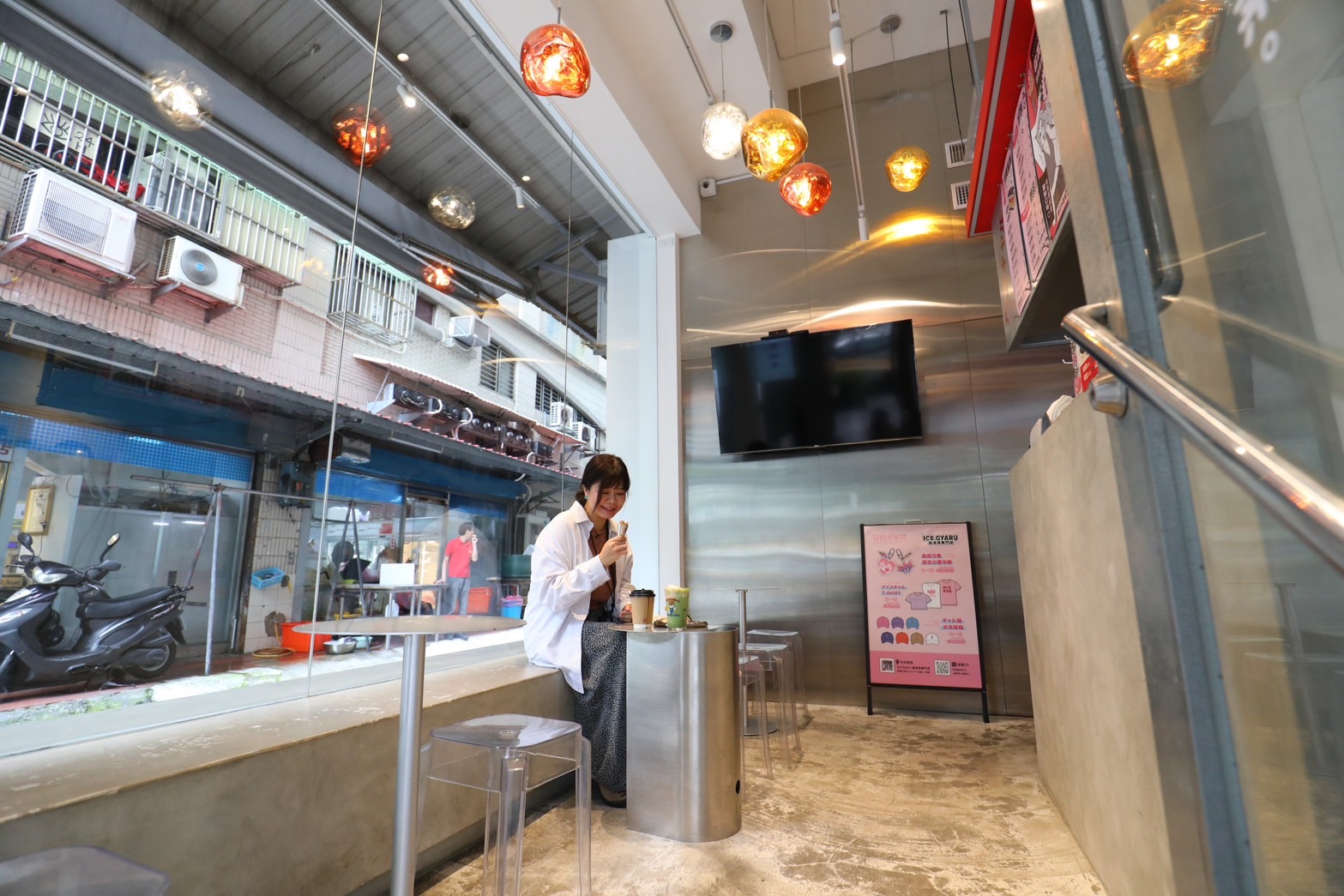 店內以冷灰為主色調，讓視覺也多了一些清涼感。