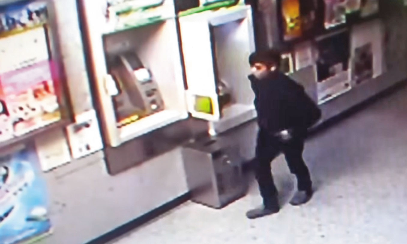蕭男下車到ATM虛晃一招，卻沒插卡領錢，被警方鎖定涉案。（翻攝畫面）