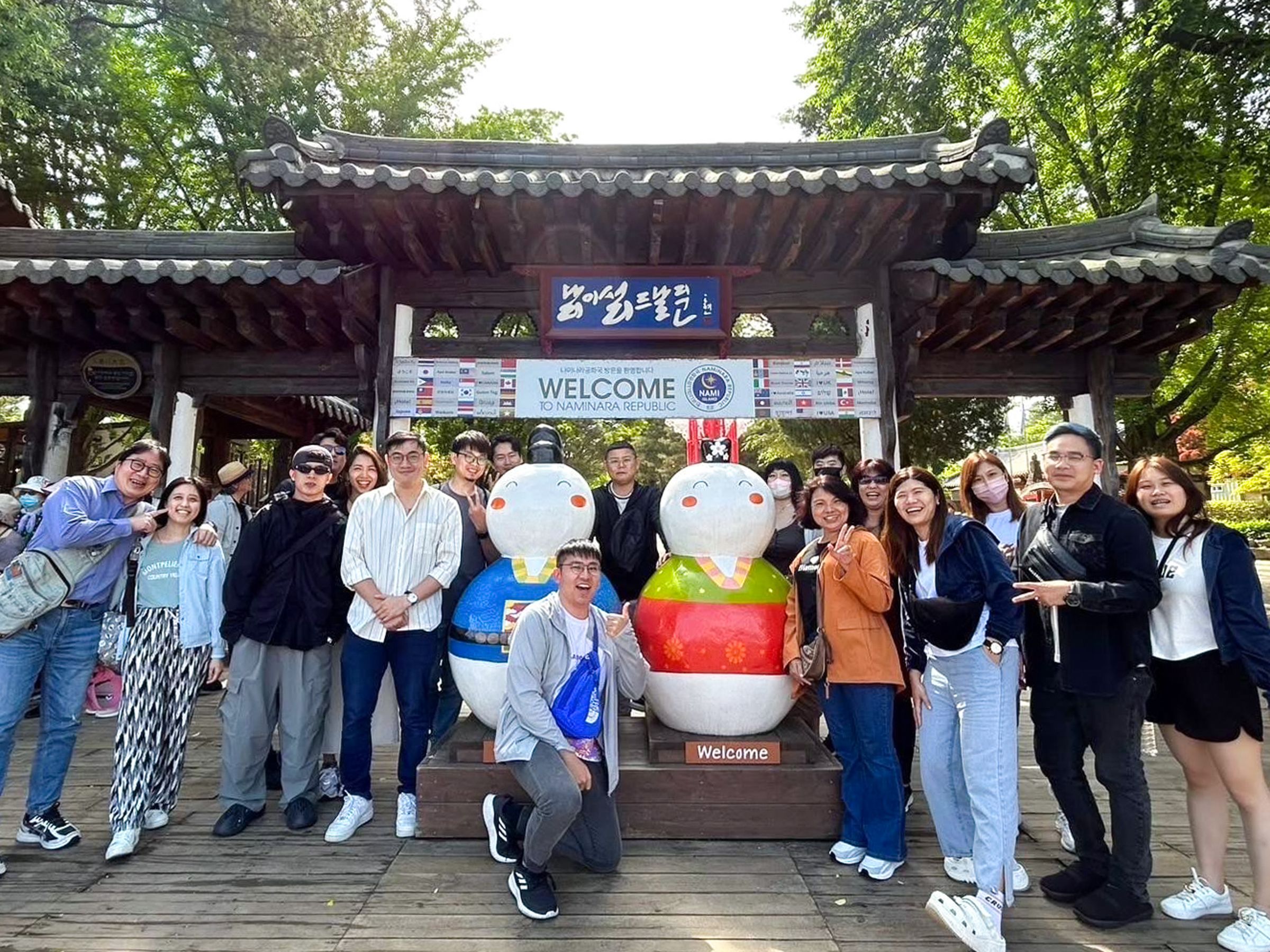 徐文美的兒子孫瑀（圖左四），七年前被說服到店頭幫忙半年，現在已經成為兩間永慶不動產加盟店的實際經營者。