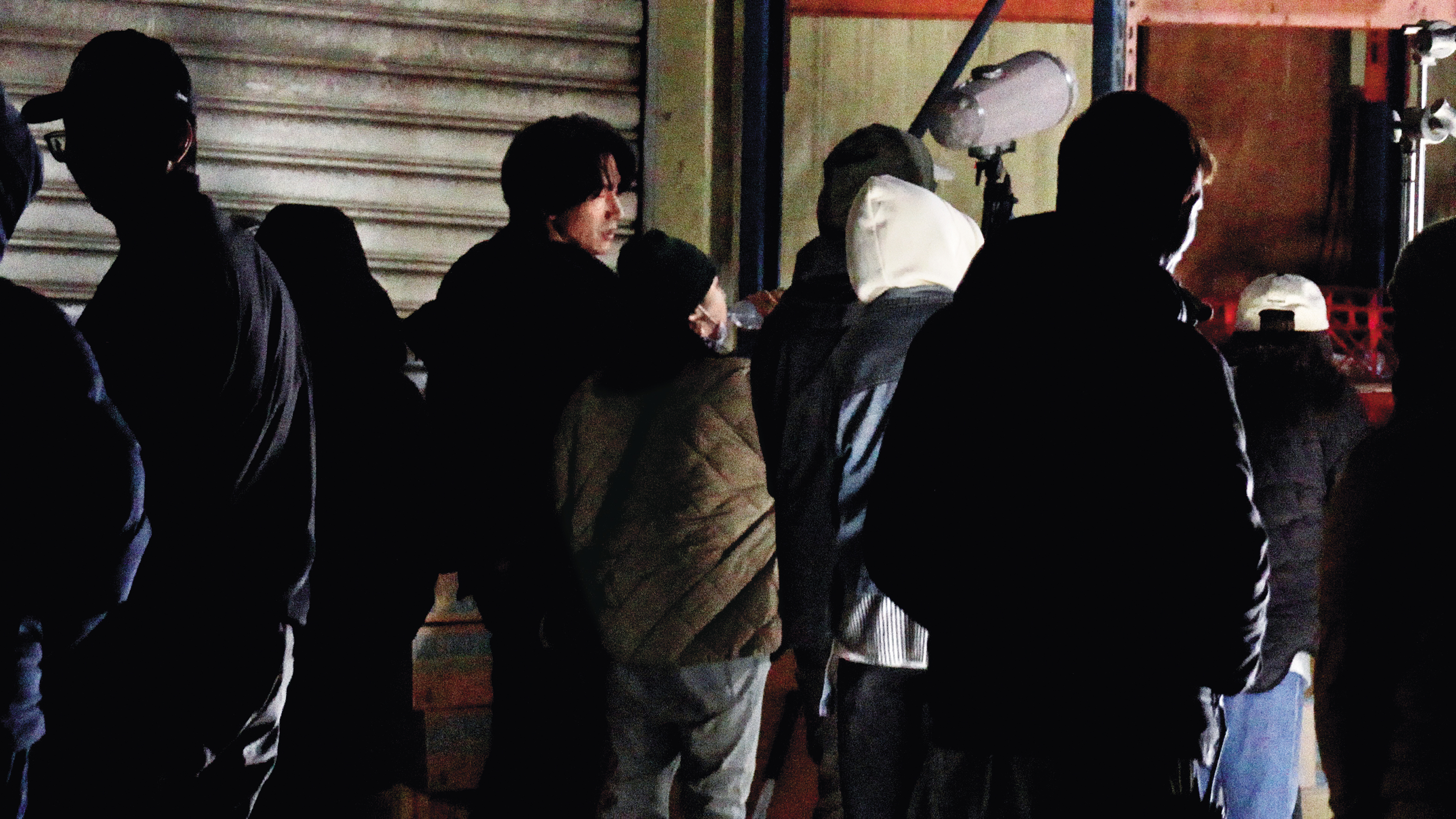 言承旭（左）承諾客串電影《突破三千米的泳氣》，這晚他果然現身片場，低調等待拍攝。