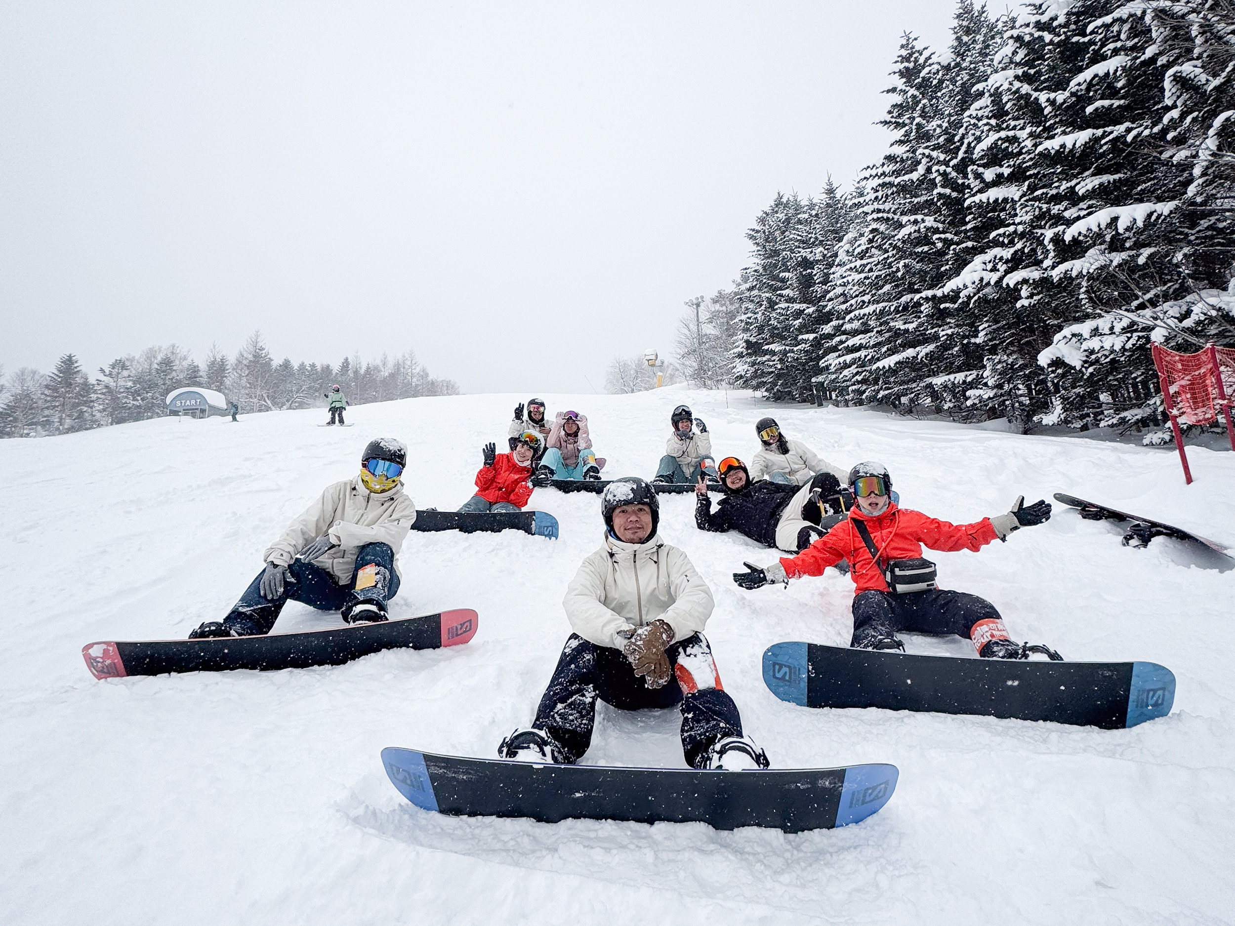 日本岩手縣的「安比高原滑雪度假村」以鬆軟綿密的「鑽石粉雪（Aspirin Snow）」著稱，不論新手或專業滑雪客都能找到適合自己的滑雪道，享受挑戰樂趣。