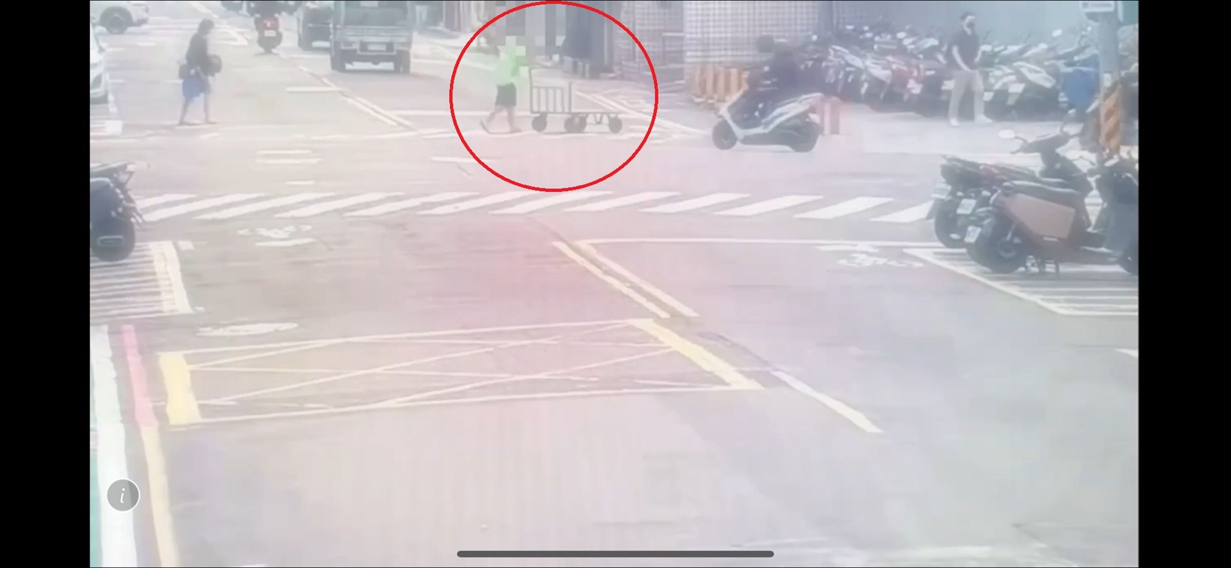 警方調閱監視器，發現紀男推著推車到偉士牌機車停放處。（翻攝畫面）