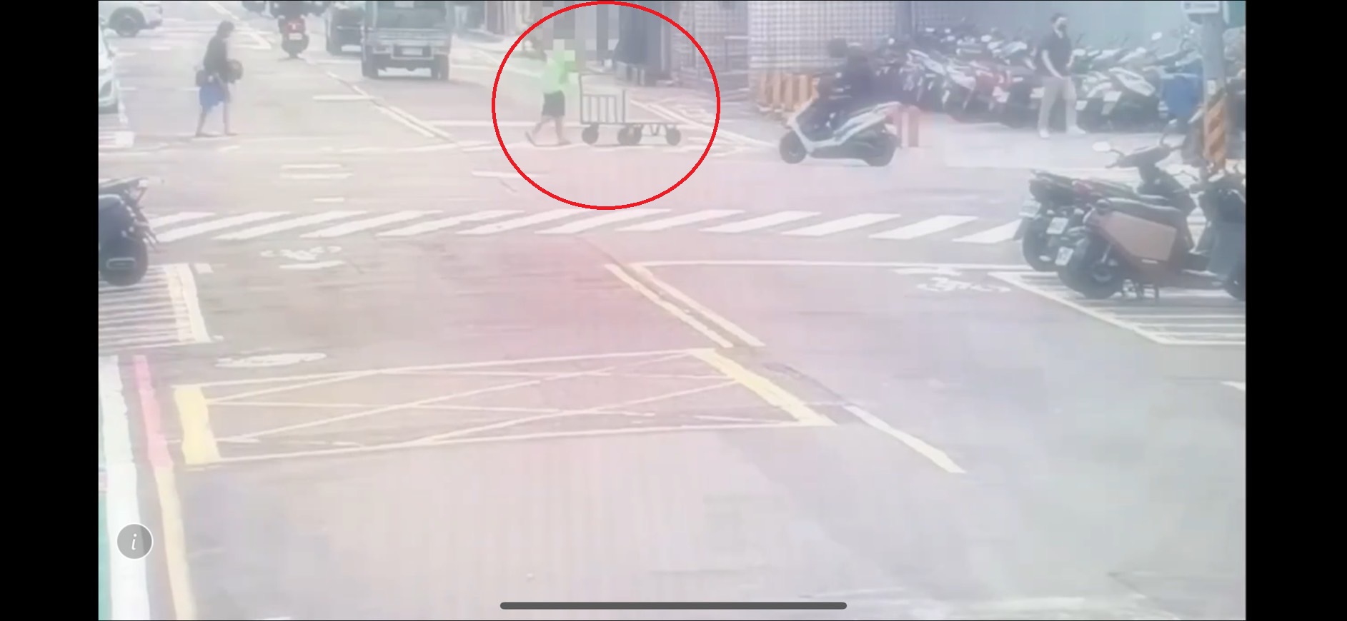 警方調閱監視器，發現紀男推著推車到偉士牌機車停放處。（翻攝畫面）