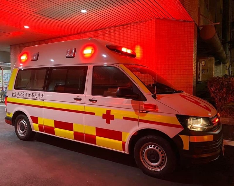 根據消防署統計，昨日有40人OHCA送醫，是今年以來新高，呼籲民眾做好保暖措施，圖為救護車示意圖。（翻攝畫面）