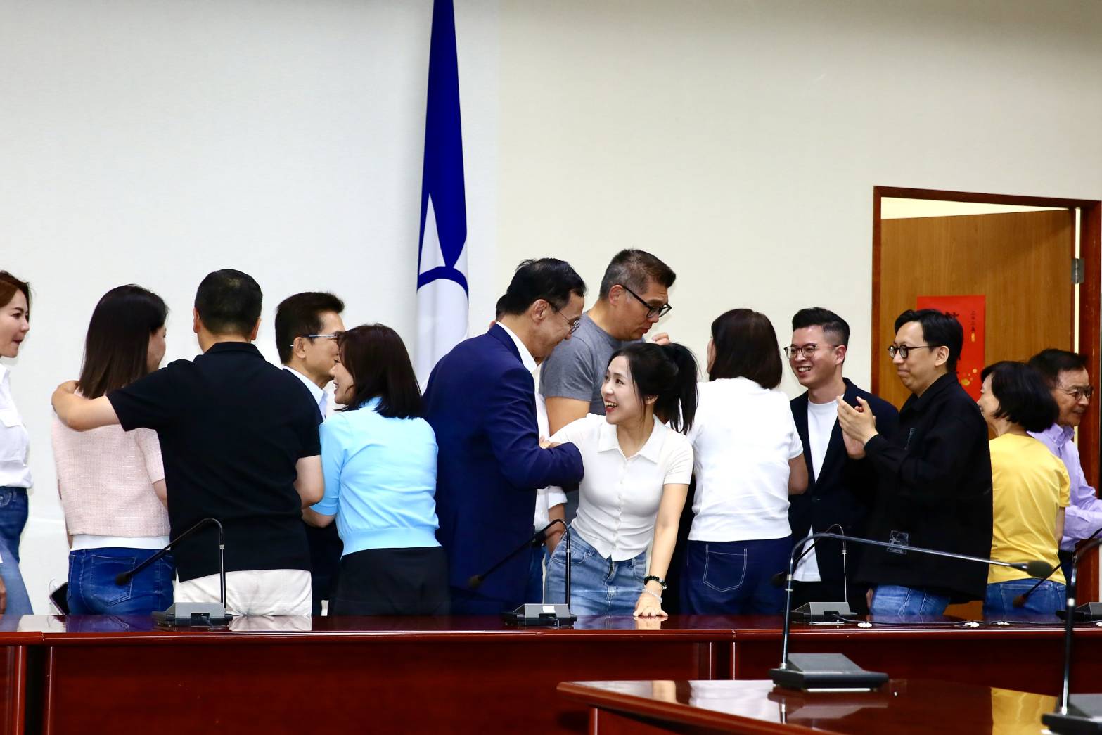國民黨主席朱立倫稍早率北市五席藍委，在國民黨中央黨部舉行記者會，發表公開談話。