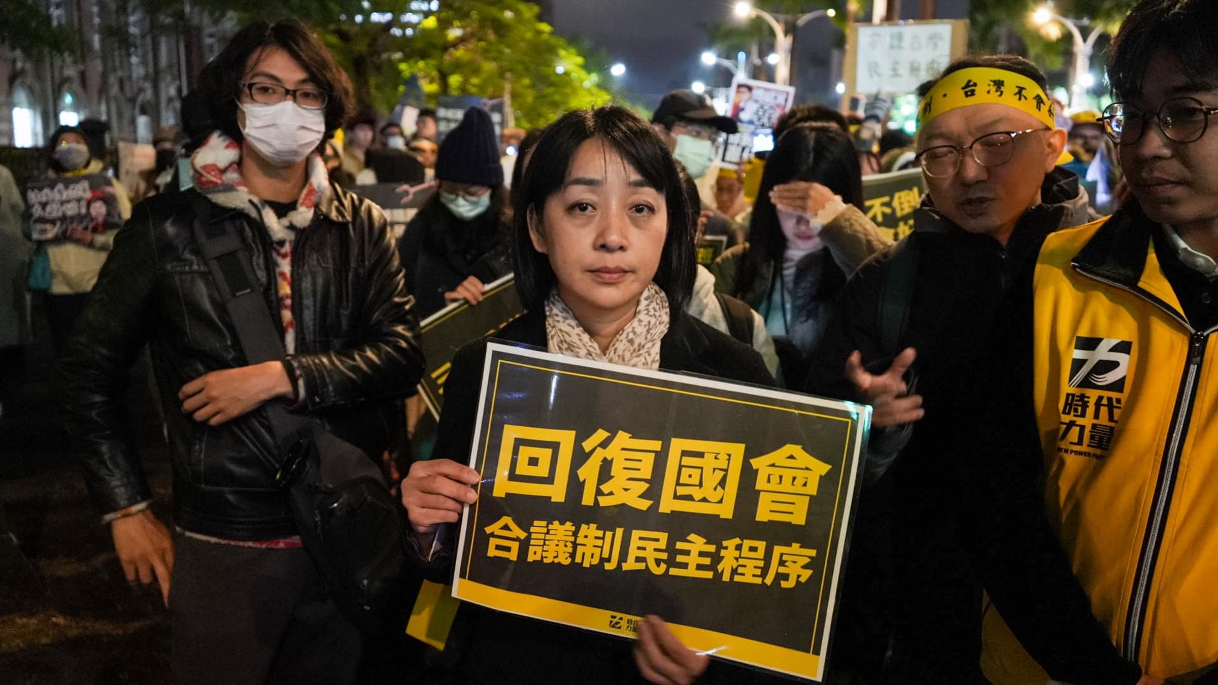 王婉諭今po文,指當年這個批判國民黨,並跟著時代力量,推動直接民權、實踐直接民主的黃國昌,「如今已經不復存在了。」(翻攝自王婉諭臉書)