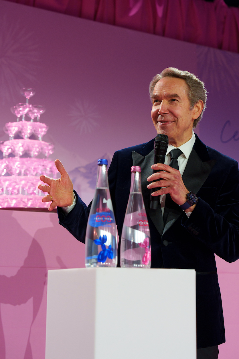 藝術巨匠傑夫昆斯Jeff Koons與「氣球狗」限定玻璃瓶身合影。（evian提供）