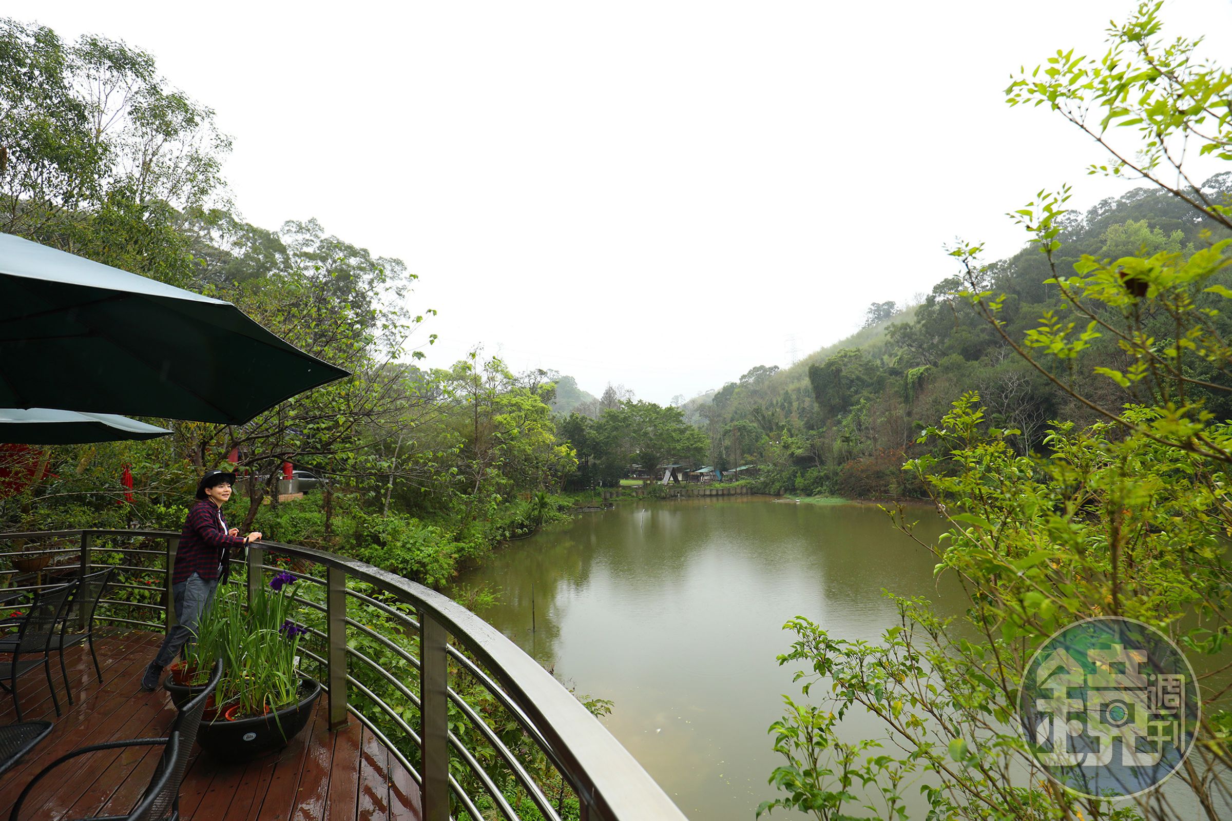 「沽月日光」是新竹峨眉鄉十二寮新開幕的複合式空間,在後院的露台可以欣賞到大埤湖秀麗的景色。