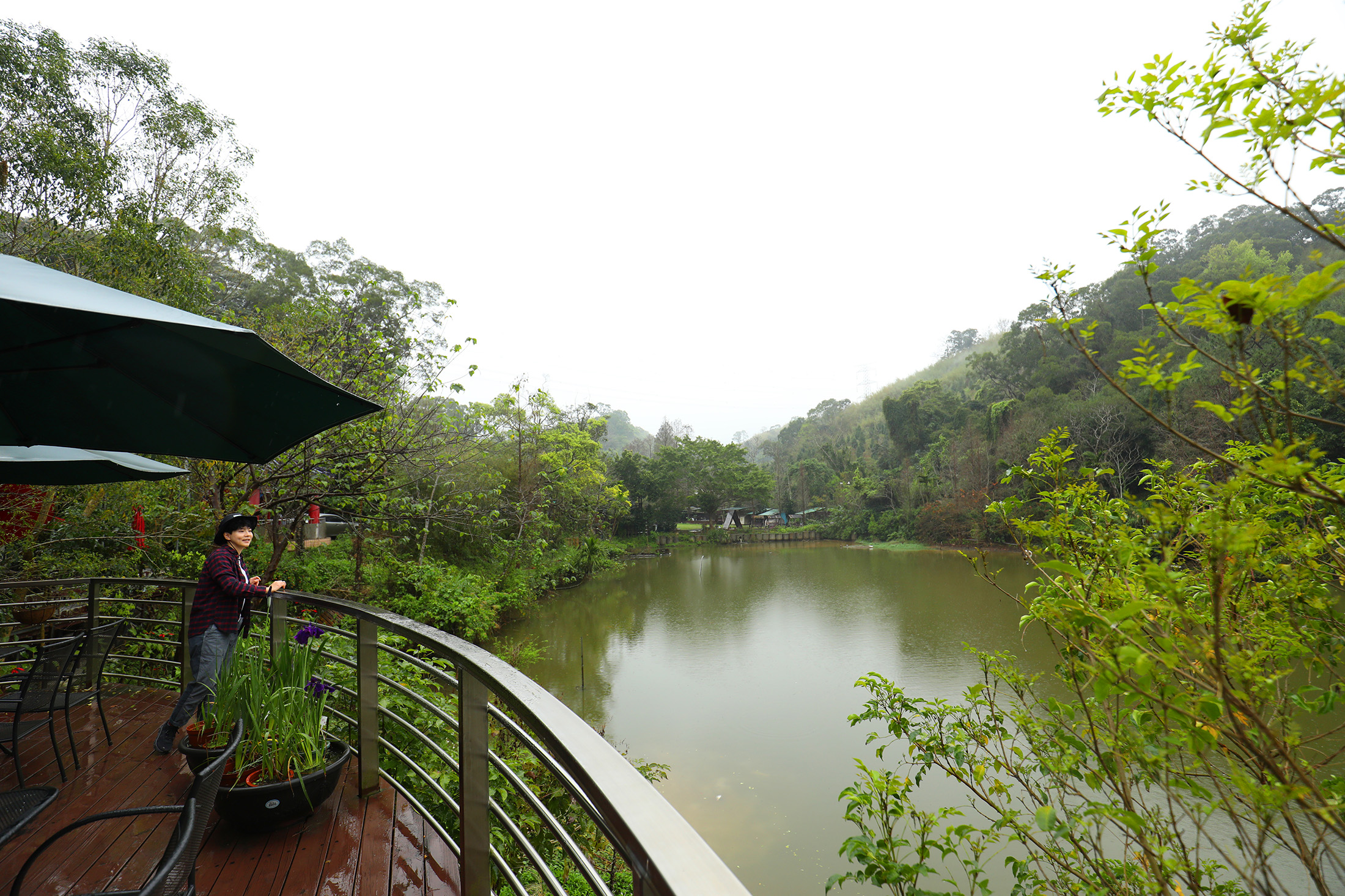 「沽月日光」是新竹峨眉鄉十二寮新開幕的複合式空間，在後院的露台可以欣賞到大埤湖秀麗的景色。