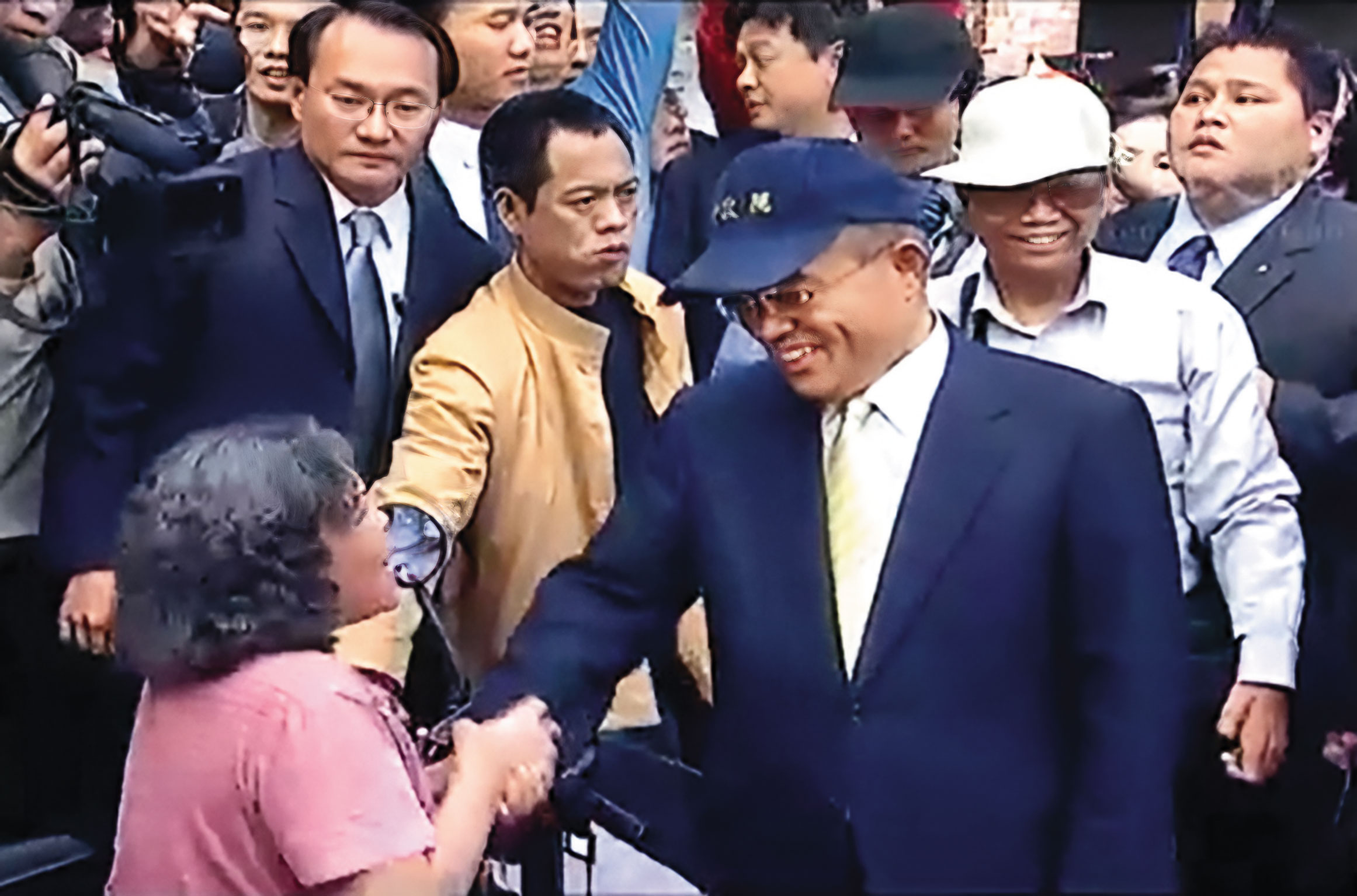樂生保留運動當年包圍時任閣揆蘇貞昌官邸後,蘇曾赴樂生院訪視院民,並承諾「以90%保留為最高目標」。(翻攝行政院影音快遞YouTube)