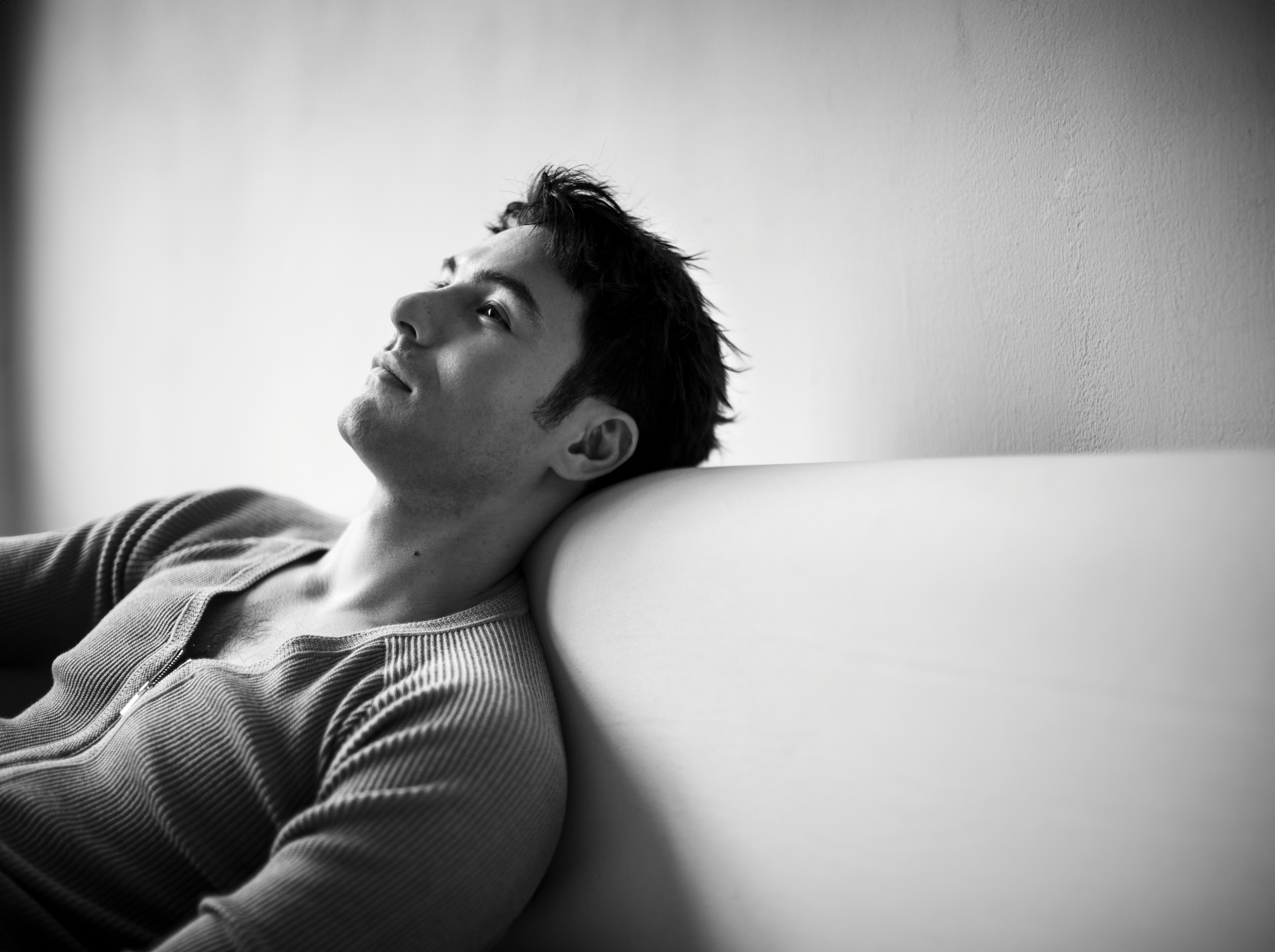 很早就開始學音樂，不過鳳小岳很保護這一塊，直到去年才發創作專輯，也讓他因而入圍了金曲獎。