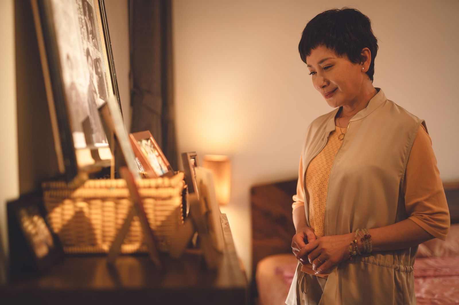 陳亞蘭戲裡與已故丈夫隔空對話。（華視、公視台語台提供）