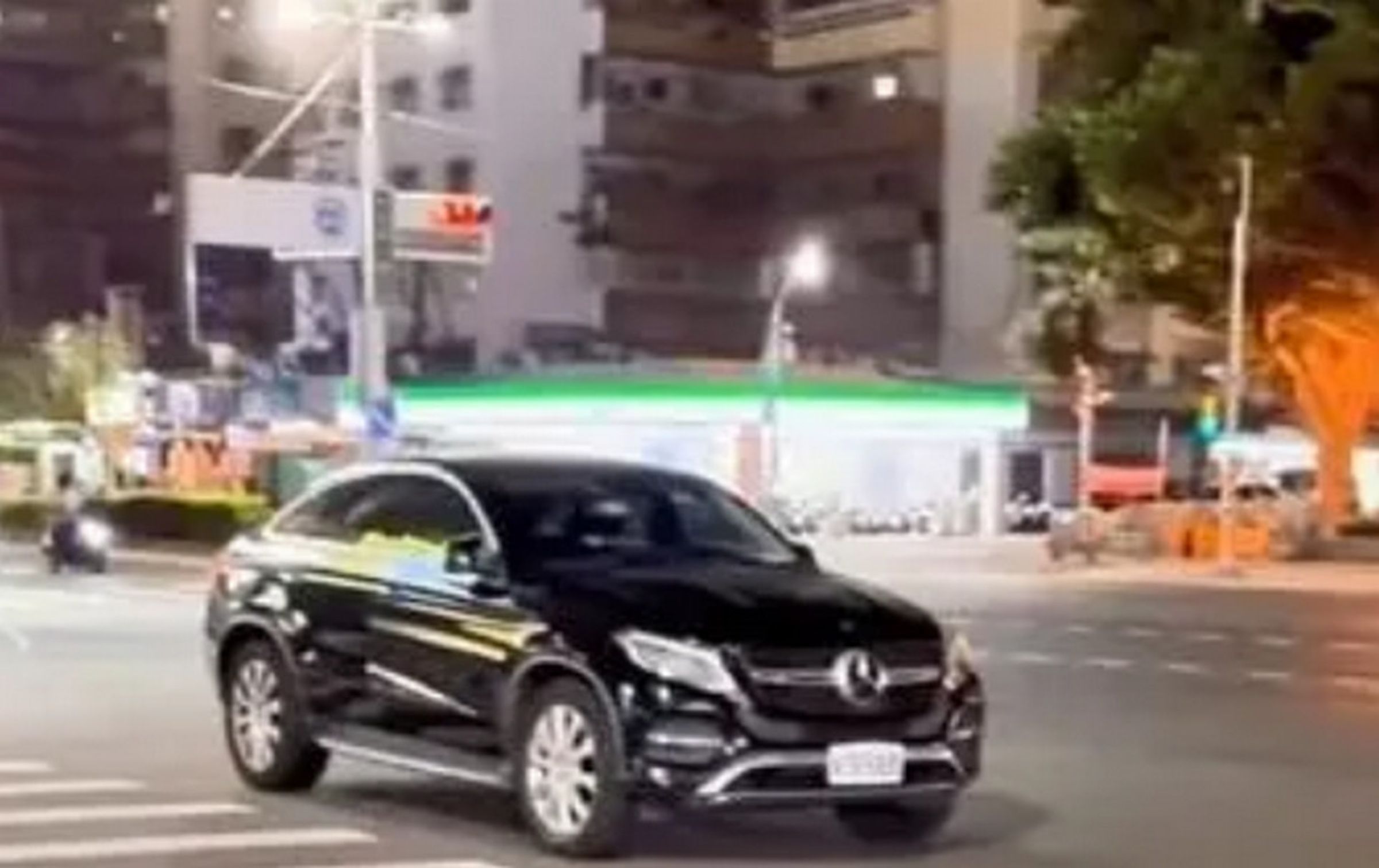一輛黑色賓士疑為買消夜,囂張在高雄三民區九如一路和堯山街口馬路中央違停。(翻攝社會事新聞影音)