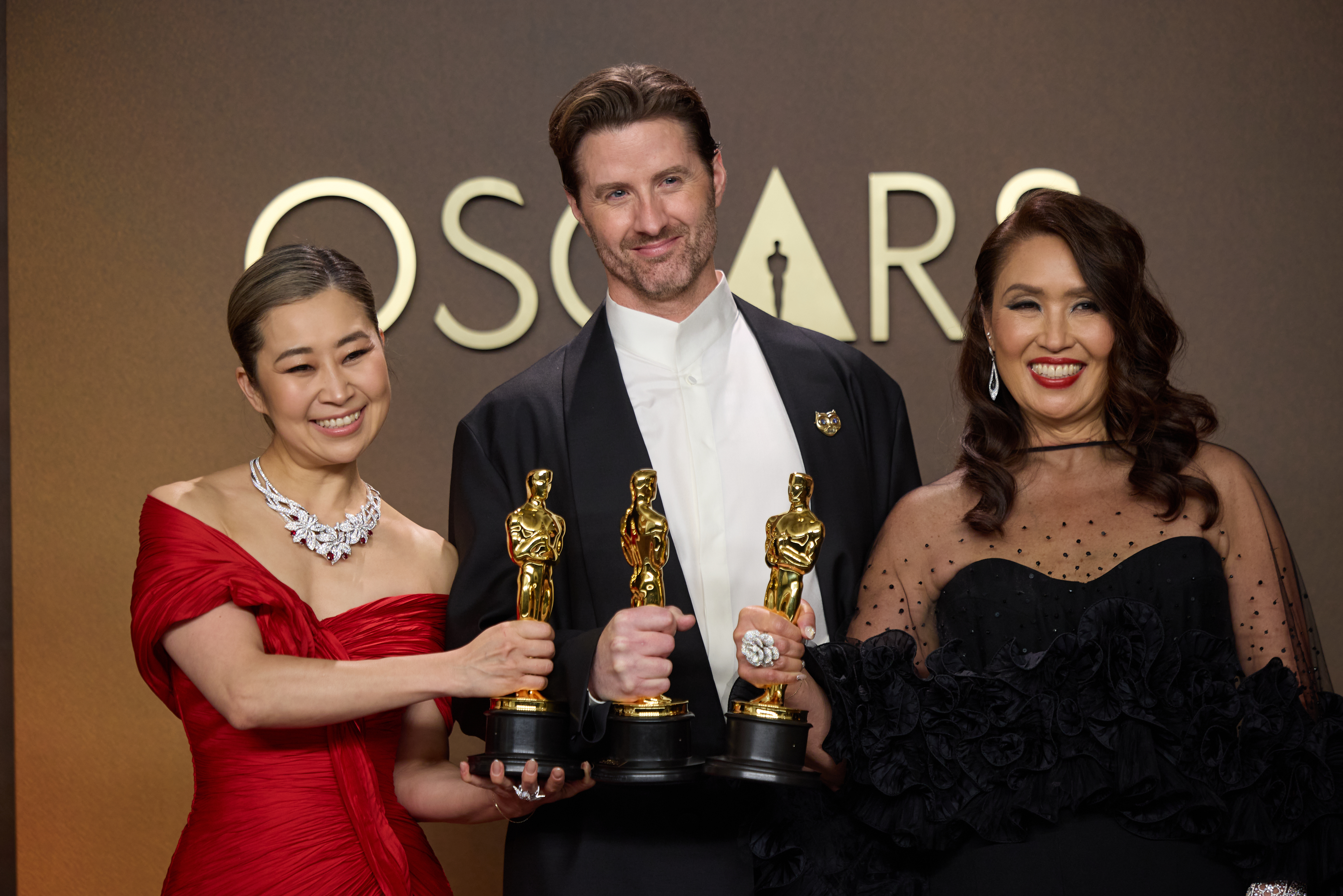 《Kpop獵魔女團》導演Maggie Kang(左起)、克里斯艾伯翰斯、製片人Michelle Wong。(Etienne Laurent攝/The Academy©A.M.P.A.S.