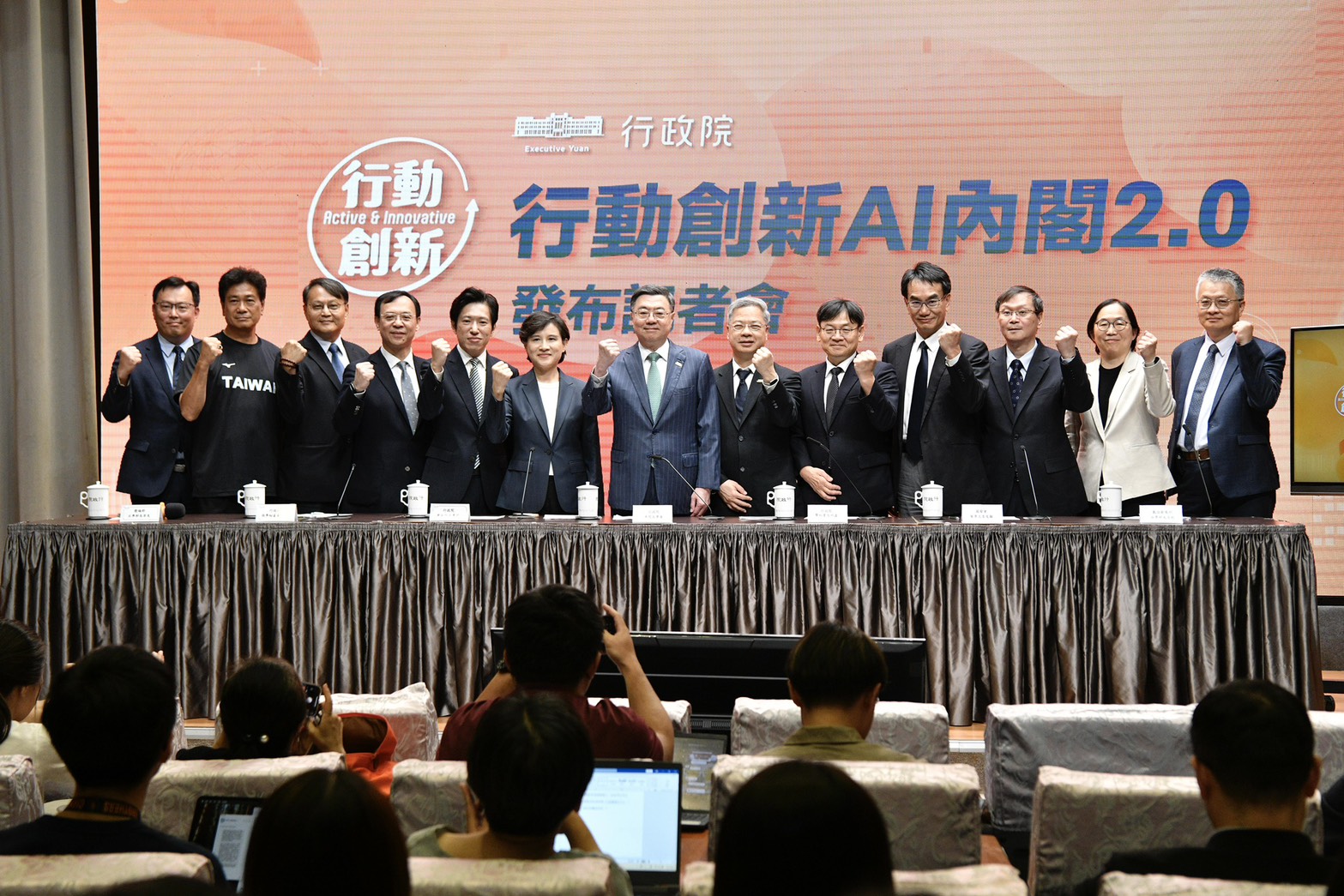 經濟部長龔明鑫上任第一天就邀請7大工商團體進行交流座談，傾聽業界心聲，共同交流對產業發展與經濟未來的看法。