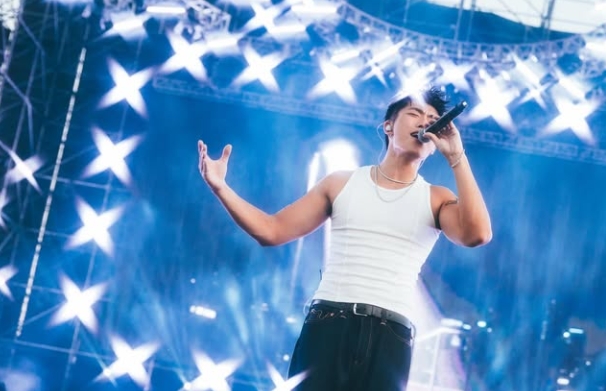 王ADEN表演被打斷「蹲地臭臉」，律師林智群批他「心胸狹隘」。（翻攝自王ADEN IG）