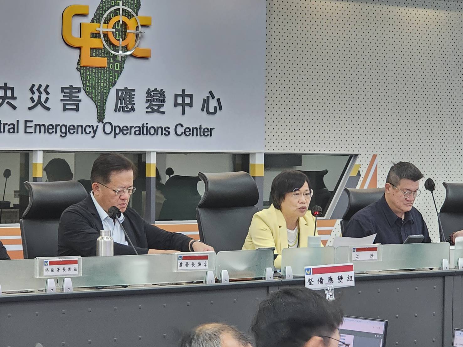 會議由內政部長劉世芳（中）主持。（消防署提供）