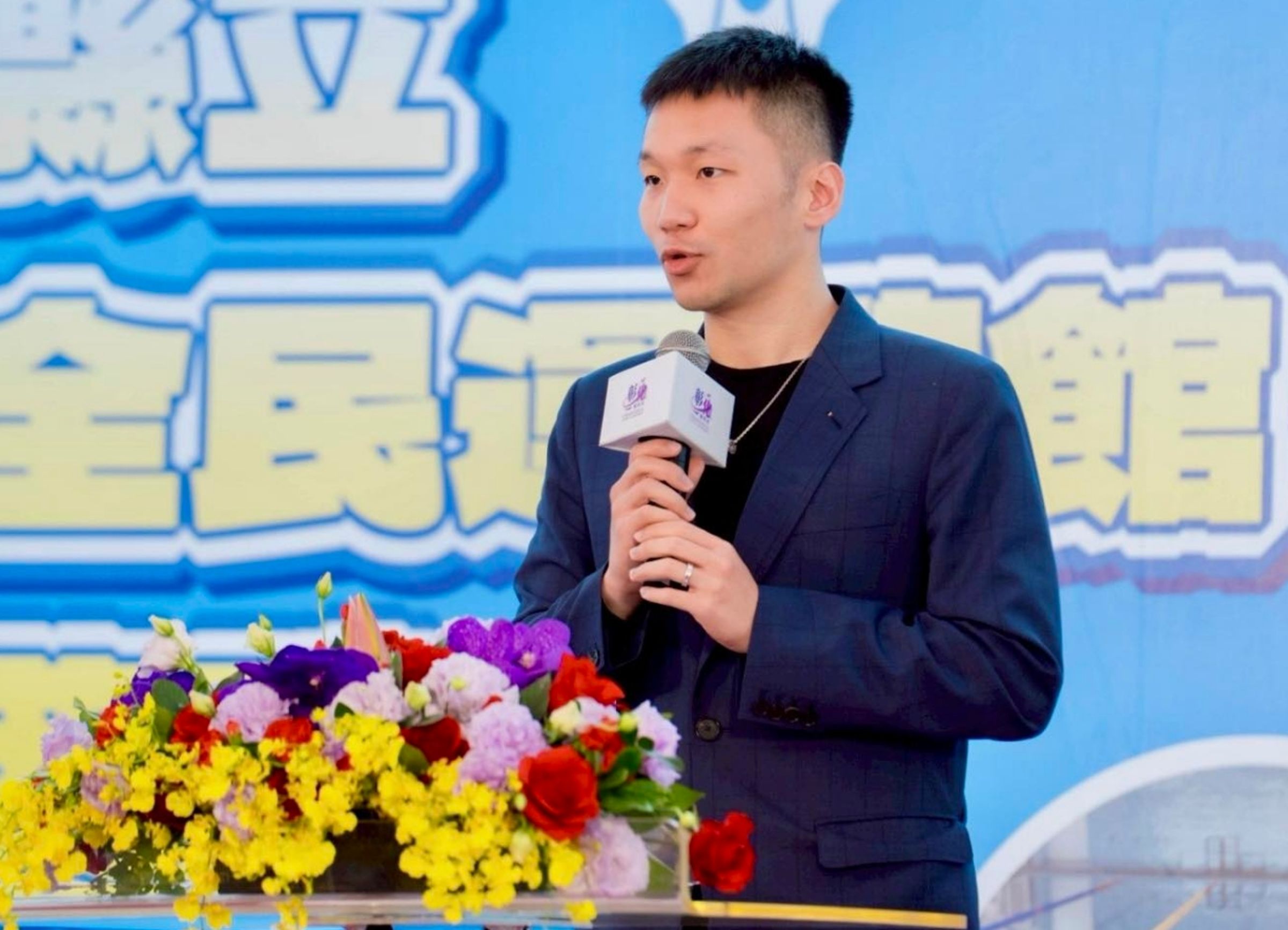 李洋日前到彰化出席活動時，沒有收下王惠美爭取預算的計畫書，引發議論。（翻攝自陳素月臉書）