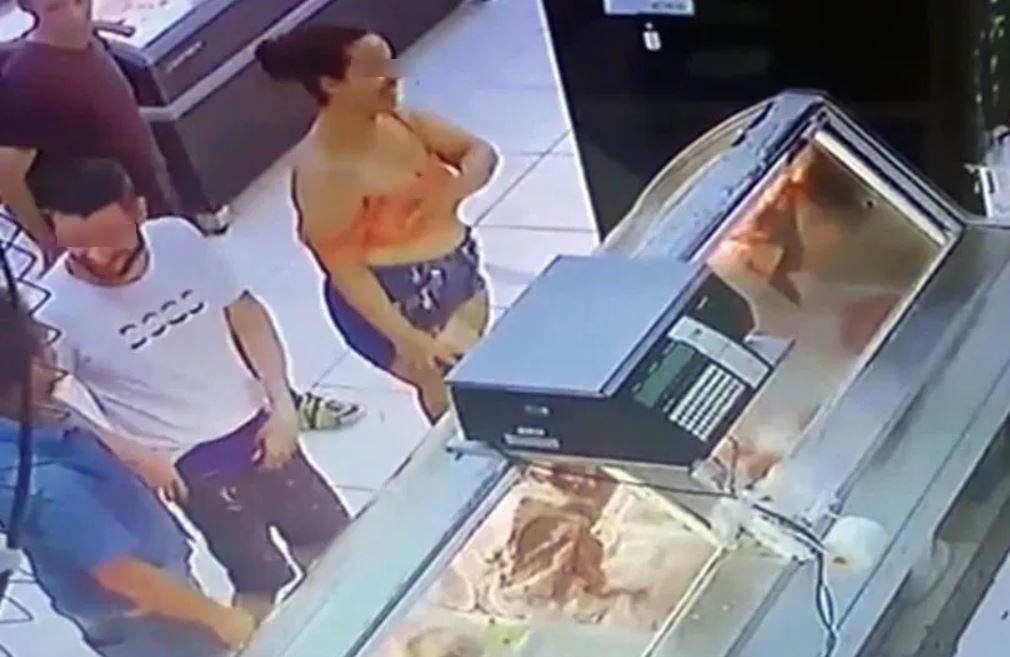 正當這對男女興致高漲時，後方有2名男子上前阻止。（翻攝自X）