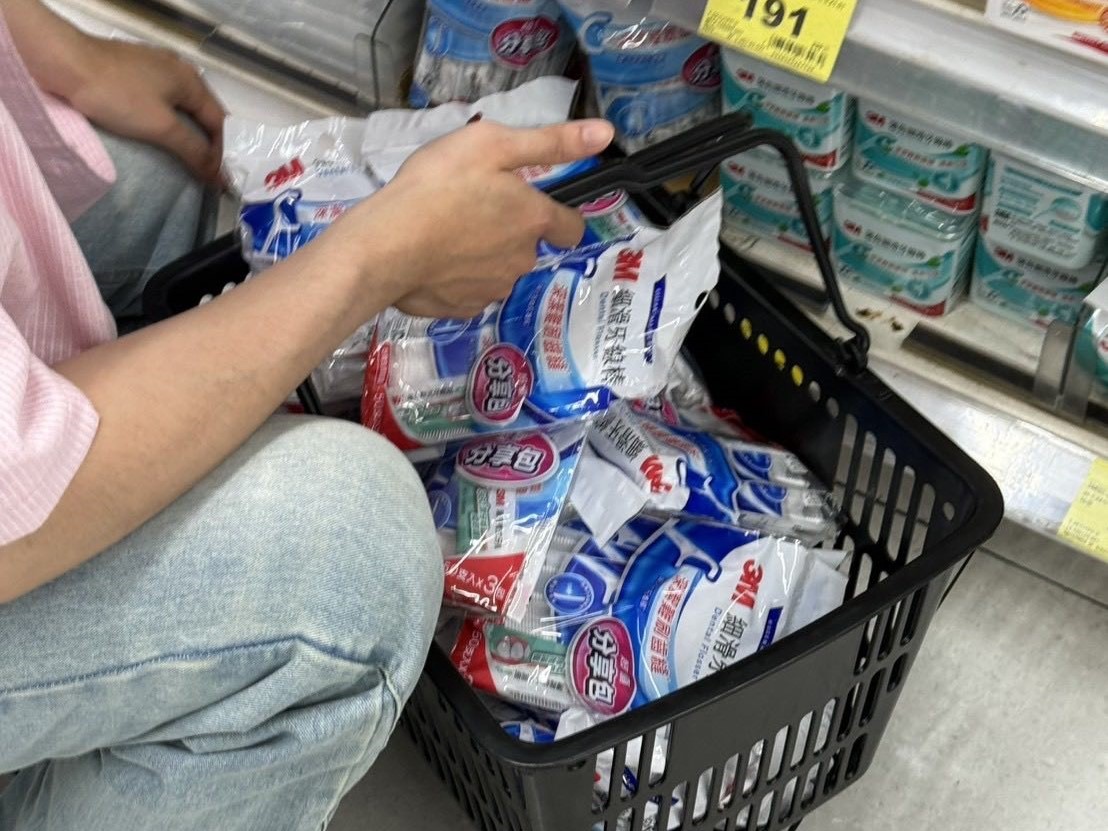一名網友先前在量販店目睹韓國遊客掃貨牙線棒。（翻攝Threads@chenshi0731）