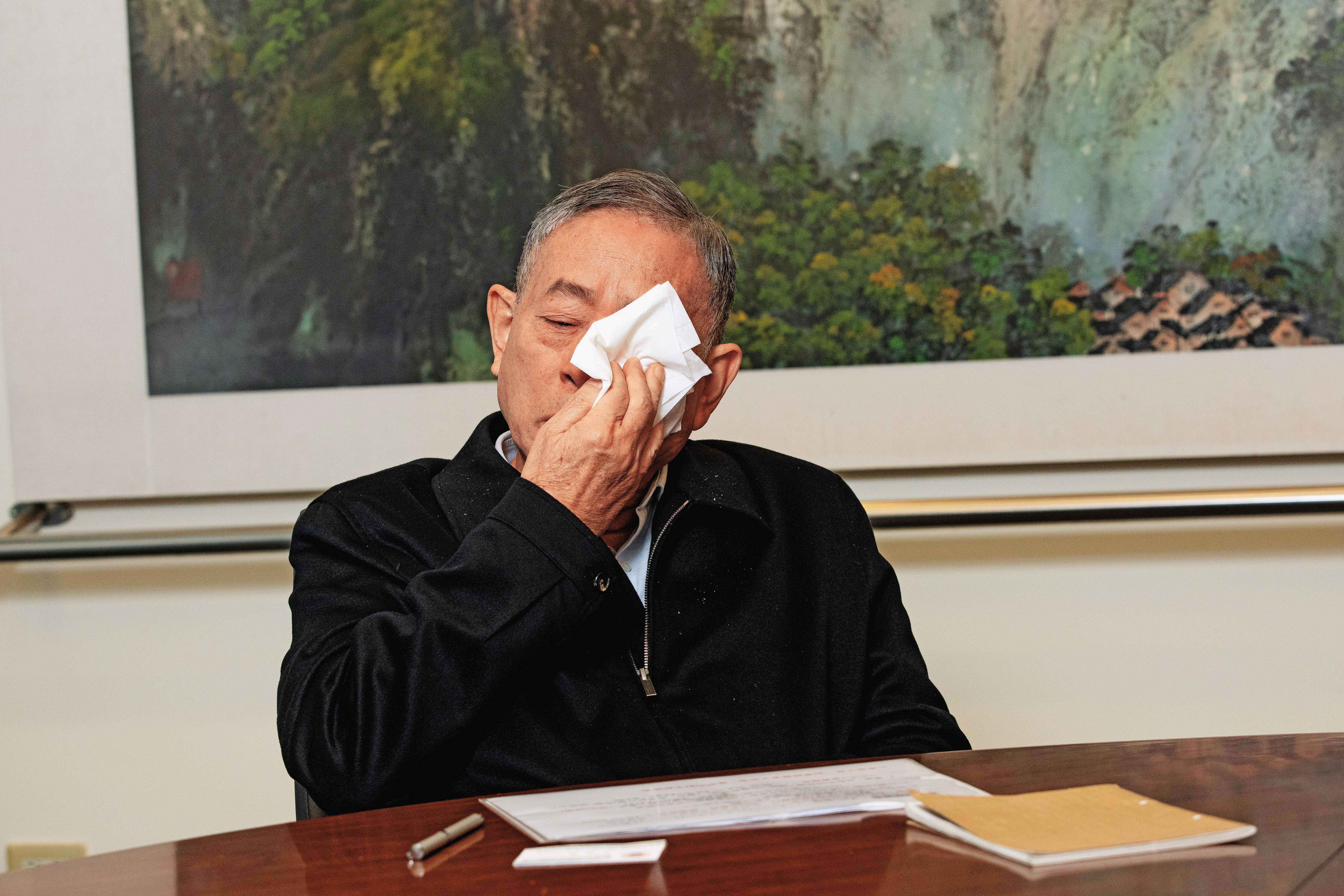 王俊博談起員工擔憂經營權之爭影響，專訪時忍不住3度哽咽落淚。